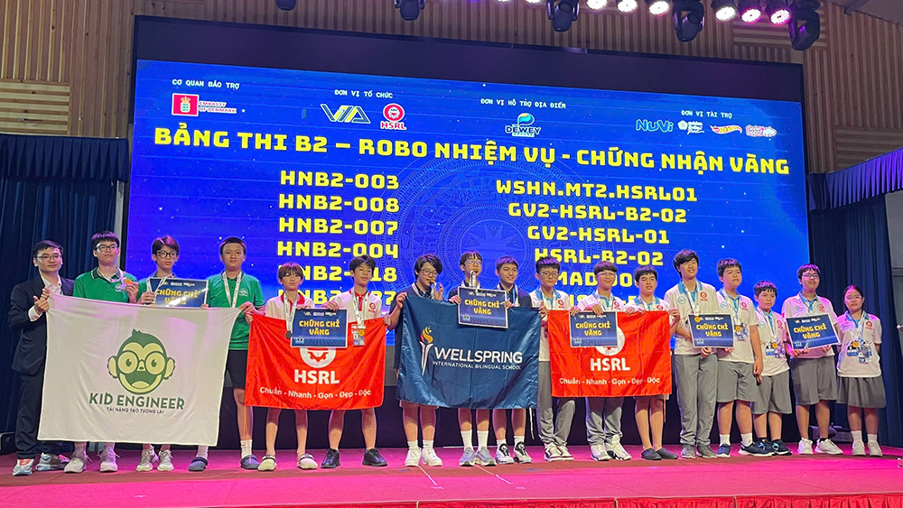 C&aacute;c th&agrave;nh vi&ecirc;n của 3 đội thi bảng B2 đạt Chứng chỉ V&agrave;ng.