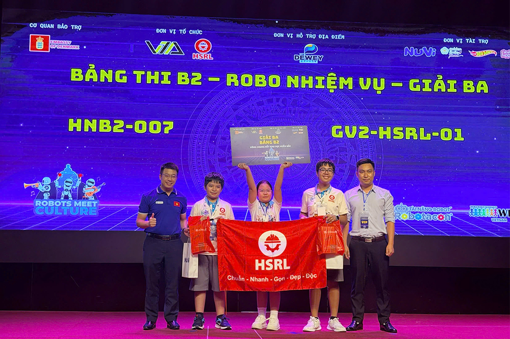 Hai học sinh Trần Quỳnh Nhi v&agrave; Trần Minh Qu&acirc;n, th&agrave;nh vi&ecirc;n đội GV2-HSRL-B2-01.