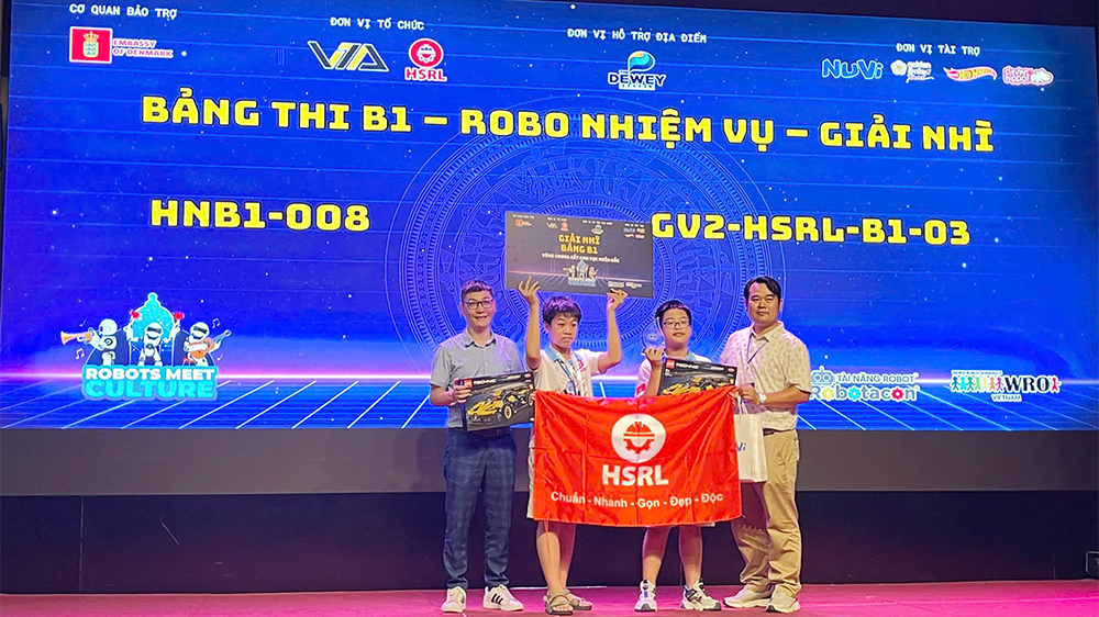 Hai học sinh Phạm T&ugrave;ng L&acirc;m v&agrave; Ho&agrave;ng Nam Kh&aacute;nh, th&agrave;nh vi&ecirc;n đội GV2-HSRL-B1-03.