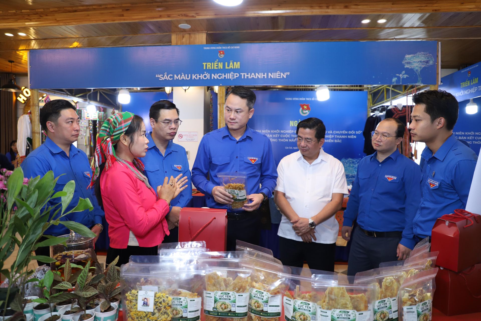 Các đại bi&ecirc;̉u thăm tri&ecirc;̉n lãm 