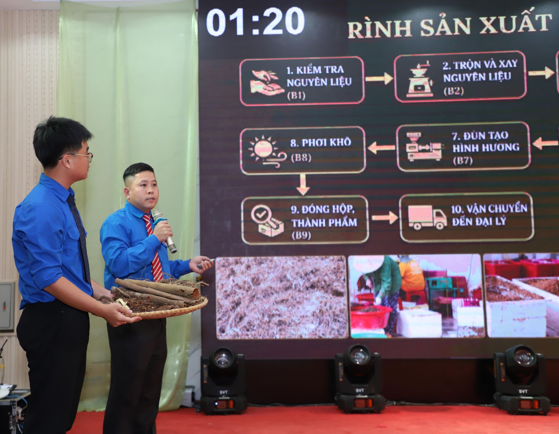 Các thí sinh trình bày ý tưởng khởi nghi&ecirc;̣p tại cu&ocirc;̣c thi.