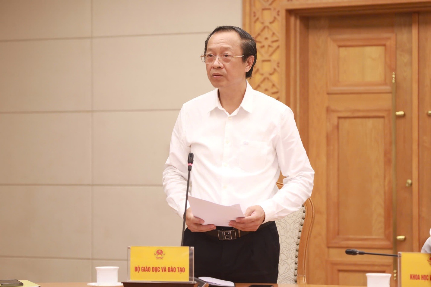 Thứ trưởng Thường trực B&ocirc;̣ GD&ĐT Phạm Ngọc Thưởng báo cáo tại cu&ocirc;̣c họp.