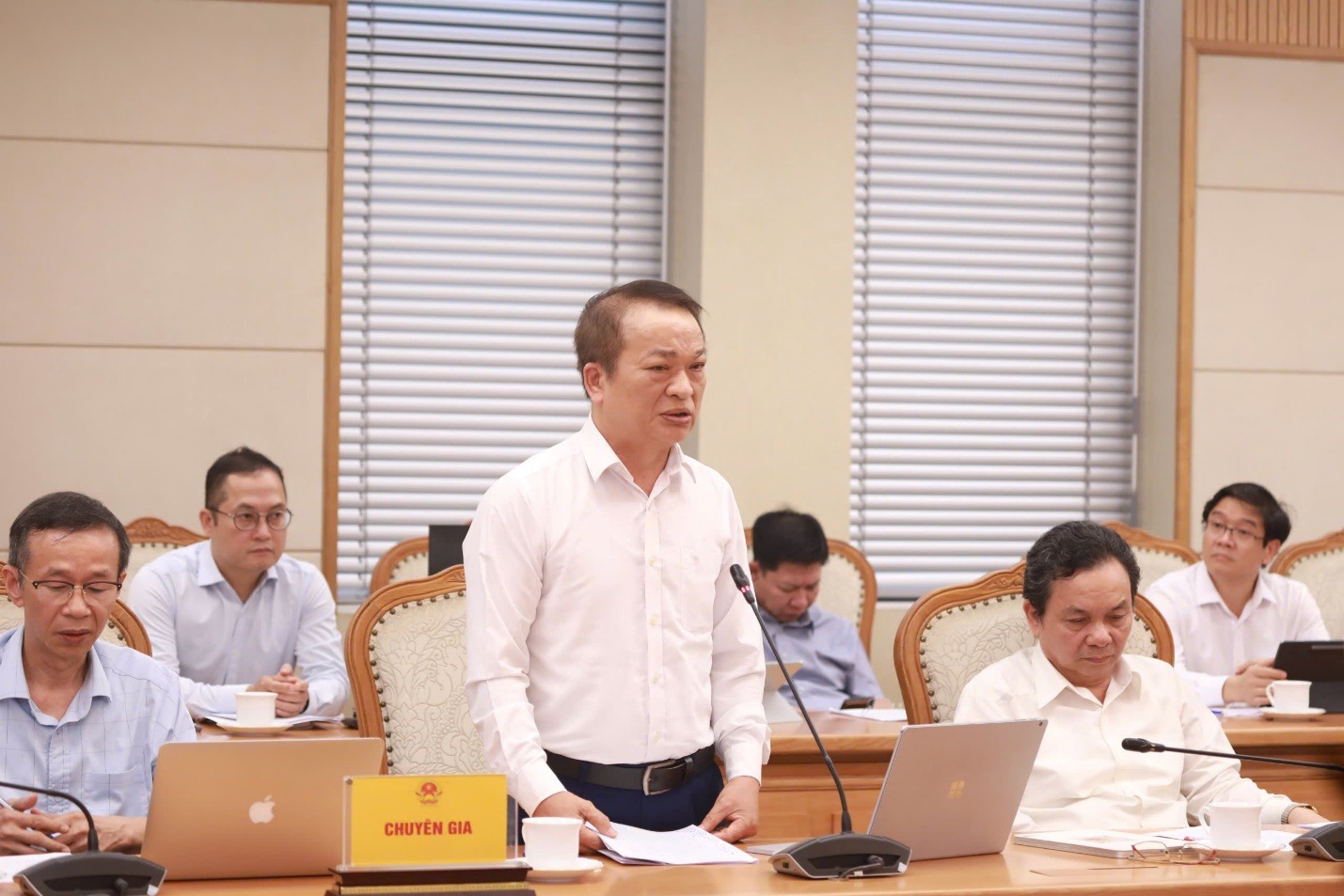 GS Phạm Hồng Quang - Chủ tịch Hội đồng Gi&aacute;o sư ng&agrave;nh Khoa học gi&aacute;o dục trao đổi tại cuộc họp.