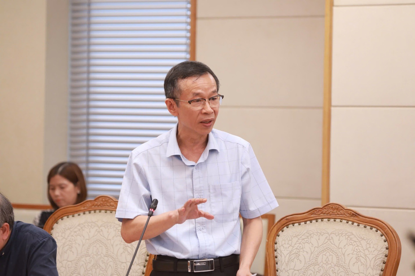 GS.TS Nguyễn Văn Minh - nguy&ecirc;n Hiệu trưởng Trường Đại học Sư phạm H&agrave; Nội trao đổi tại cuộc họp.