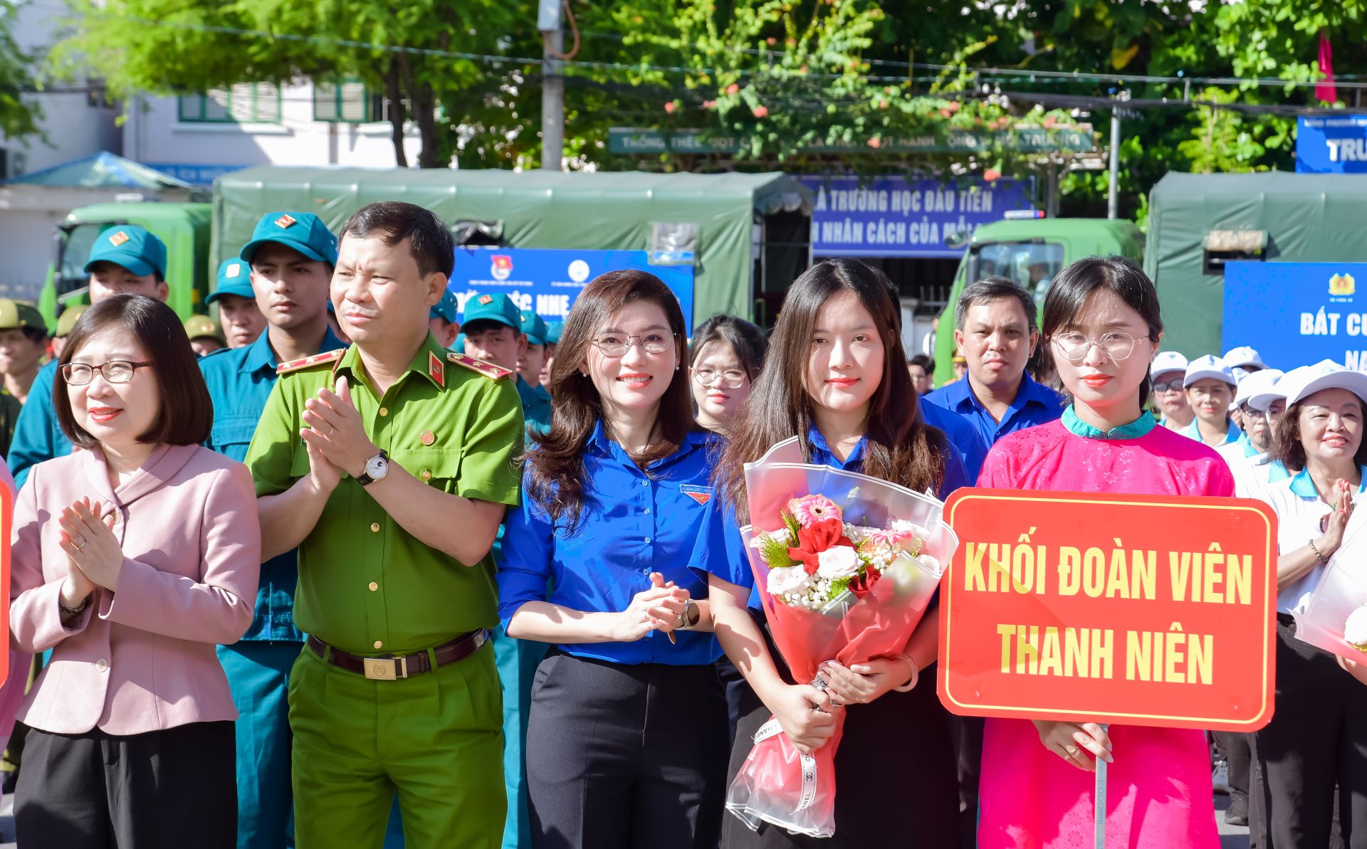 Bí thư T.Ư Đoàn H&ocirc;̀ H&ocirc;̀ng Nguy&ecirc;n tặng hoa Kh&ocirc;́i Đoàn vi&ecirc;n, thanh ni&ecirc;n tại l&ecirc;̃ phát đ&ocirc;̣ng.