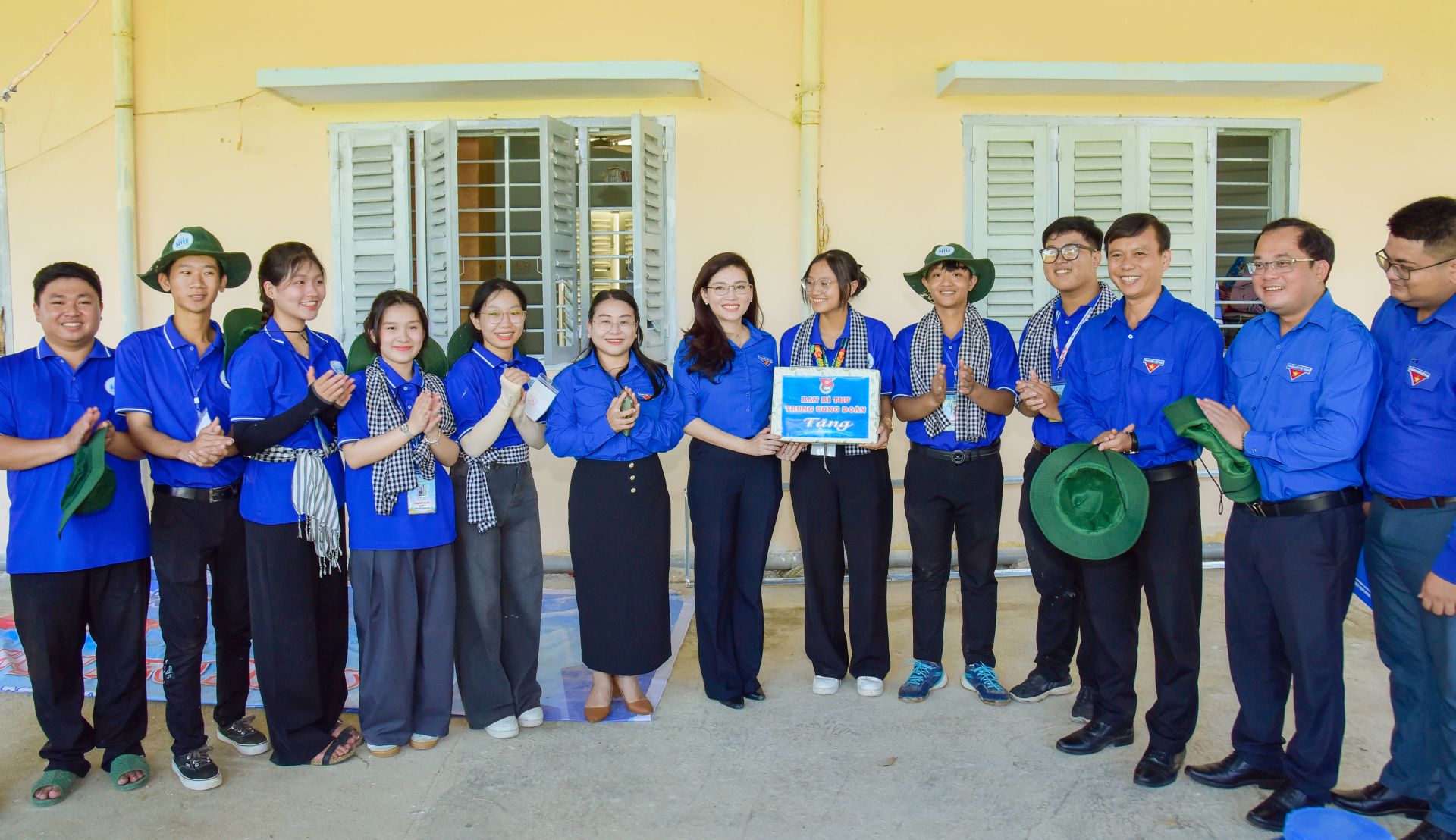 Chị Hồ Hồng Nguy&ecirc;n tặng qu&agrave; c&aacute;c đội h&igrave;nh M&ugrave;a h&egrave; xanh v&agrave; thanh ni&ecirc;n t&igrave;nh nguyện của tỉnh Kh&aacute;nh H&ograve;a.