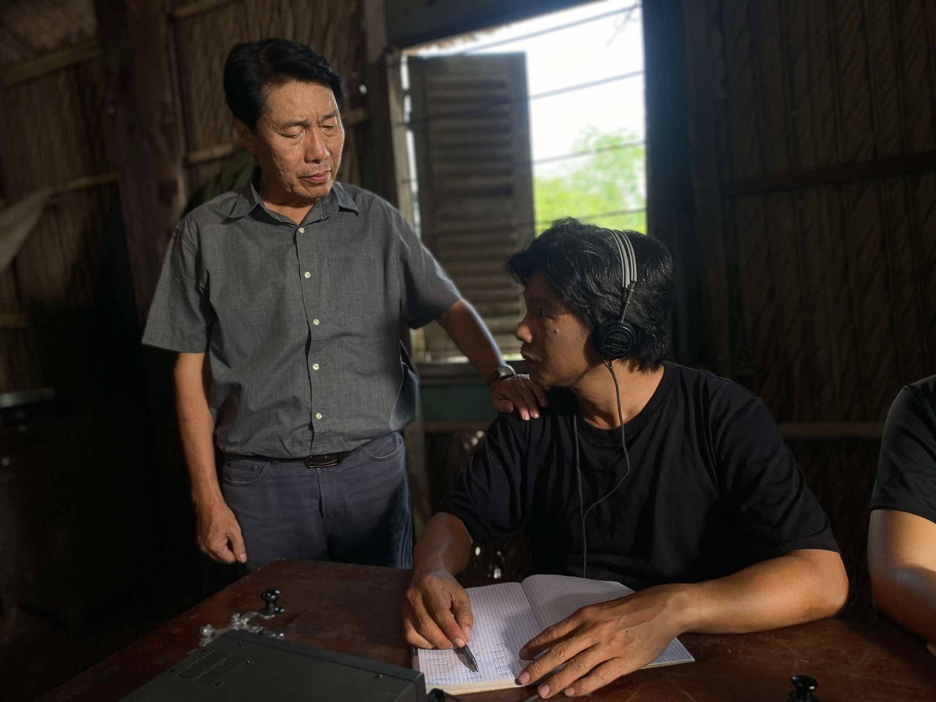 Nh&acirc;n vật Hai Phước do b&aacute;c Huỳnh Kiến An thủ vai trong cảnh quay về &ldquo;tr&ograve; chơi nghiệp vụ&rdquo;, sử dụng điện đ&agrave;i b&aacute;o về trung t&acirc;m, c&acirc;u nhử c&aacute;c đối tượng phản động x&acirc;m nhập về nước để lực lượng c&ocirc;ng an v&acirc;y bắt.