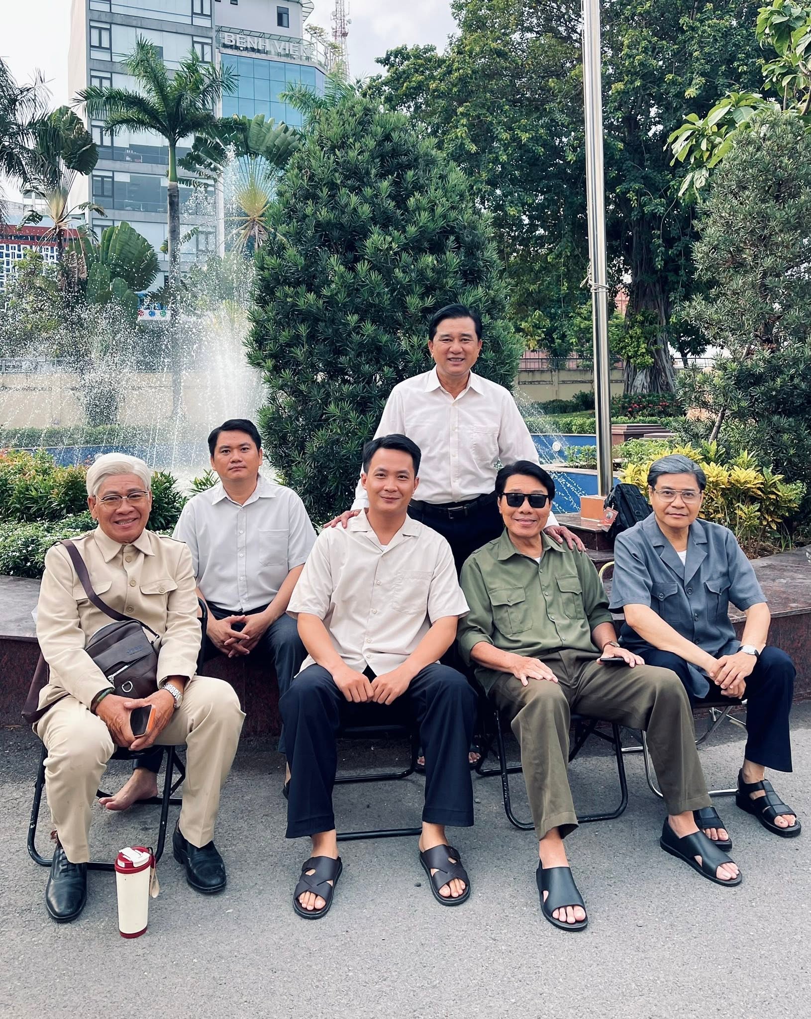 C&aacute;c diễn vi&ecirc;n h&oacute;a trang v&agrave;o vai c&aacute;c l&atilde;nh đạo Bộ Nội vụ v&agrave; những c&aacute;n bộ giữ vai tr&ograve; chủ chốt trong 