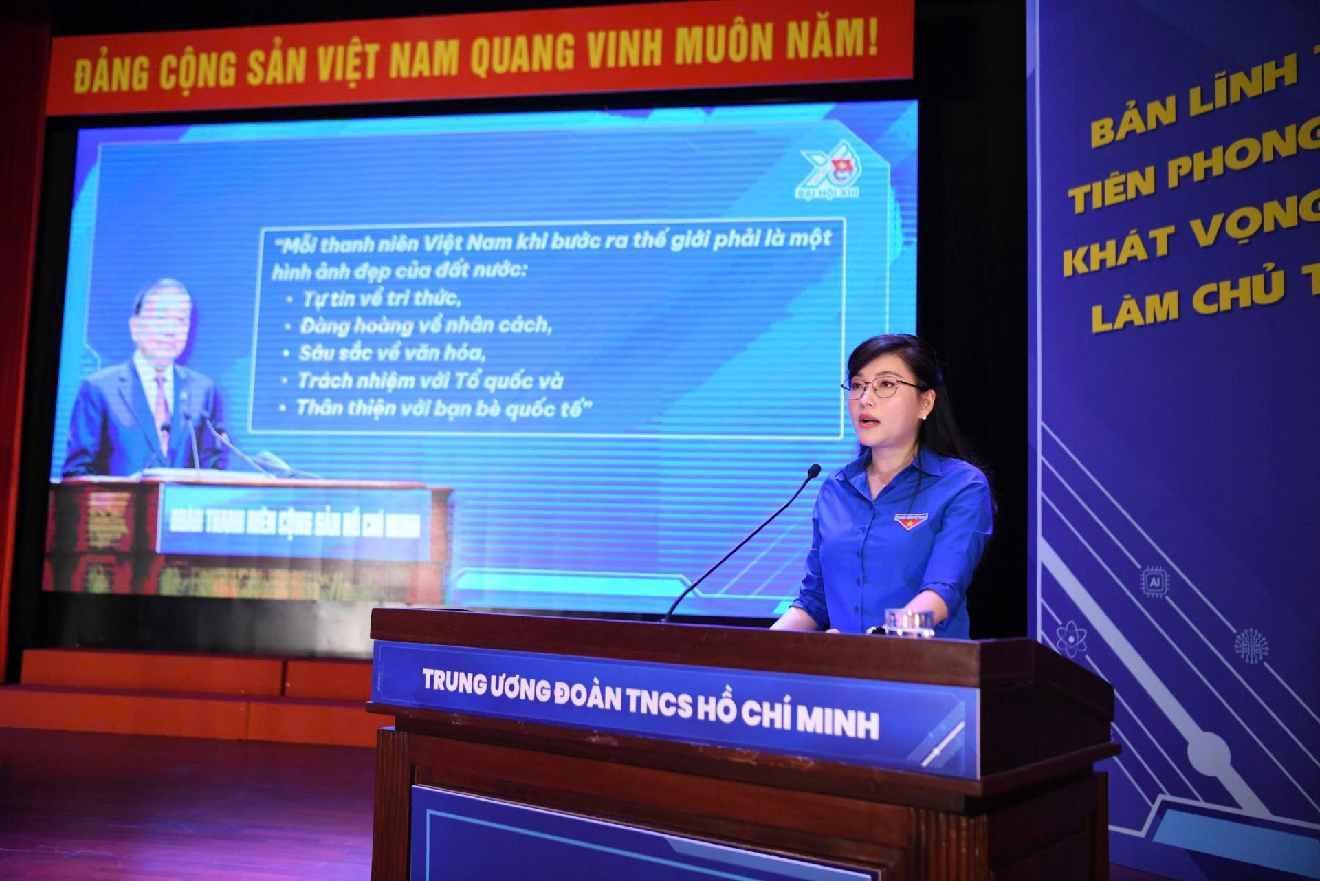 Chị H&ocirc;̀ H&ocirc;̀ng Nguy&ecirc;n trình bày chuy&ecirc;n đ&ecirc;̀ tại Nghi&ecirc;n cứu, học tập, qu&aacute;n triệt Nghị quyết Đại hội đại biểu to&agrave;n quốc Đo&agrave;n TNCS Hồ Ch&iacute; Minh lần thứ XIII. (Ảnh: Trường Phạm)