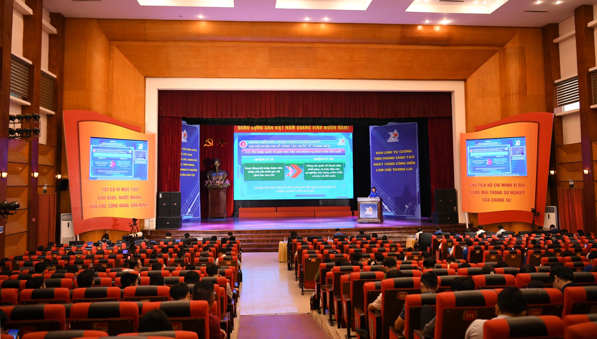 Quang cảnh h&ocirc;̣i nghị.