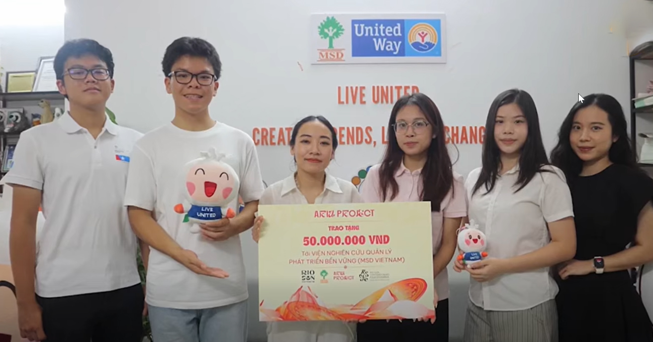 Ban T&ocirc;̉ chức trao 50 tri&ecirc;̣u đ&ocirc;̀ng đ&ecirc;́n 