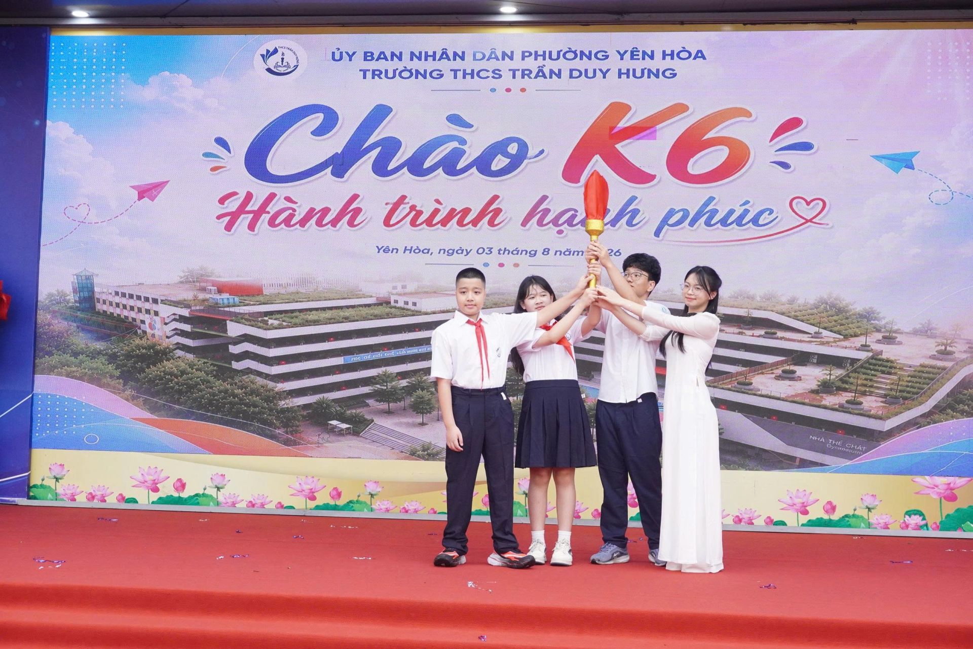 Điểm nhấn của chương tr&igrave;nh l&agrave; nghi thức trao ngọn đuốc truyền thống, chuyển giao niềm tin v&agrave; tr&aacute;ch nhiệm giữa học sinh lớp 9 với c&aacute;c em lớp 6.