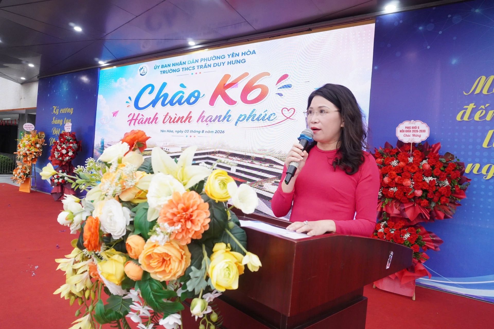 Nh&agrave; gi&aacute;o Ưu t&uacute;, TS L&ecirc; Kim Anh, B&iacute; thư Đảng uỷ, Hiệu trưởng Trường THCS Trần Duy Hưng ph&aacute;t biểu tại chương tr&igrave;nh.