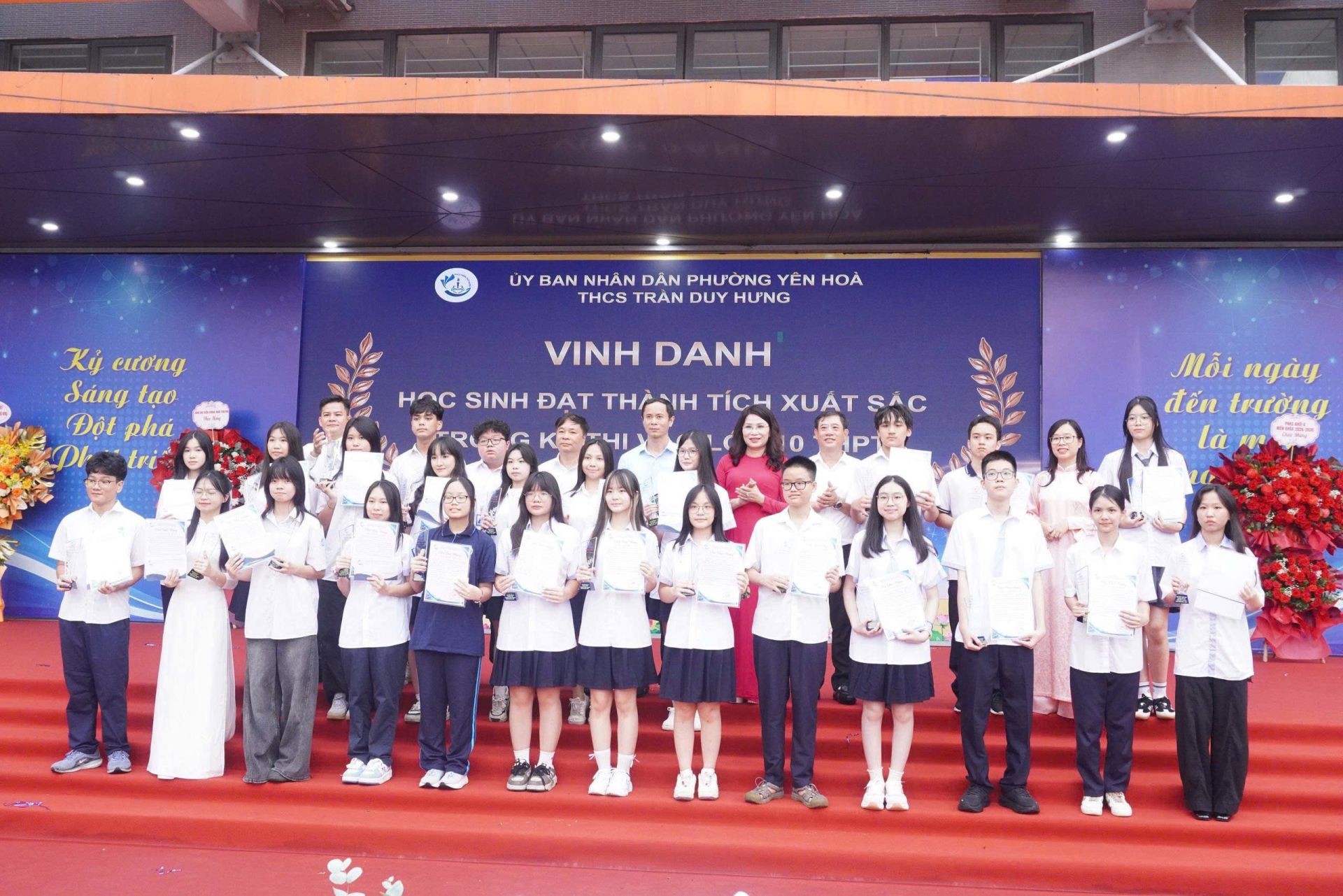Nh&agrave; trường vinh danh học sinh đạt th&agrave;nh t&iacute;ch tốt trong kỳ thi tuyển sinh v&agrave;o lớp 10 THPT v&agrave; THPT chuy&ecirc;n.
