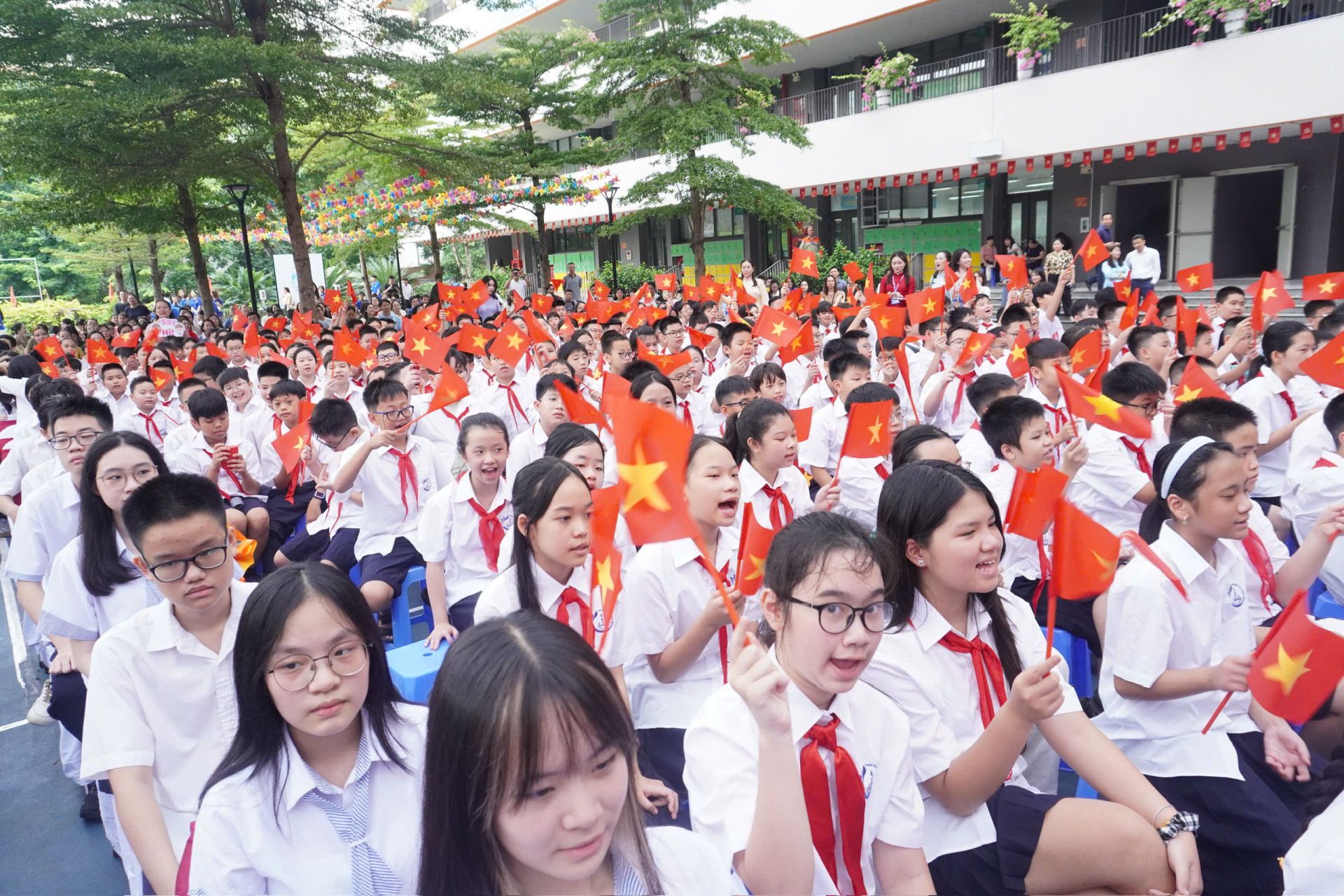 Hoạt động c&oacute; sự tham gia đ&ocirc;ng đảo của c&aacute;c bạn học sinh khối 6.