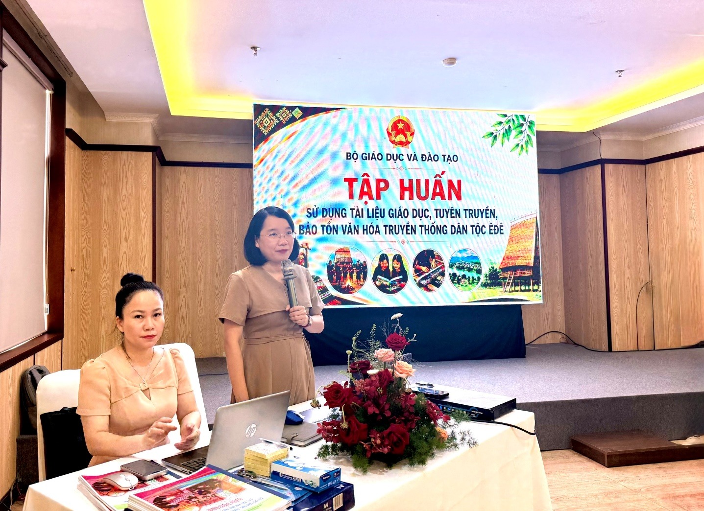 Chuy&ecirc;n gia đến từ Trường Đại học Sư phạm H&agrave; Nội trao đổi tại tập huấn.