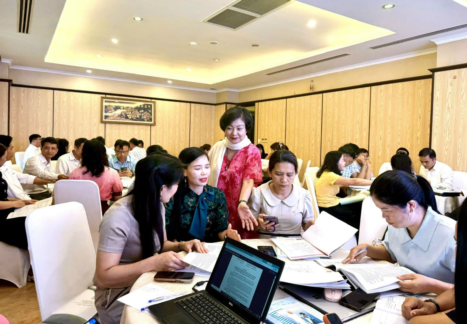 Chuy&ecirc;n gia hướng dẫn nội dung thảo luận nh&oacute;m tại tập huấn.