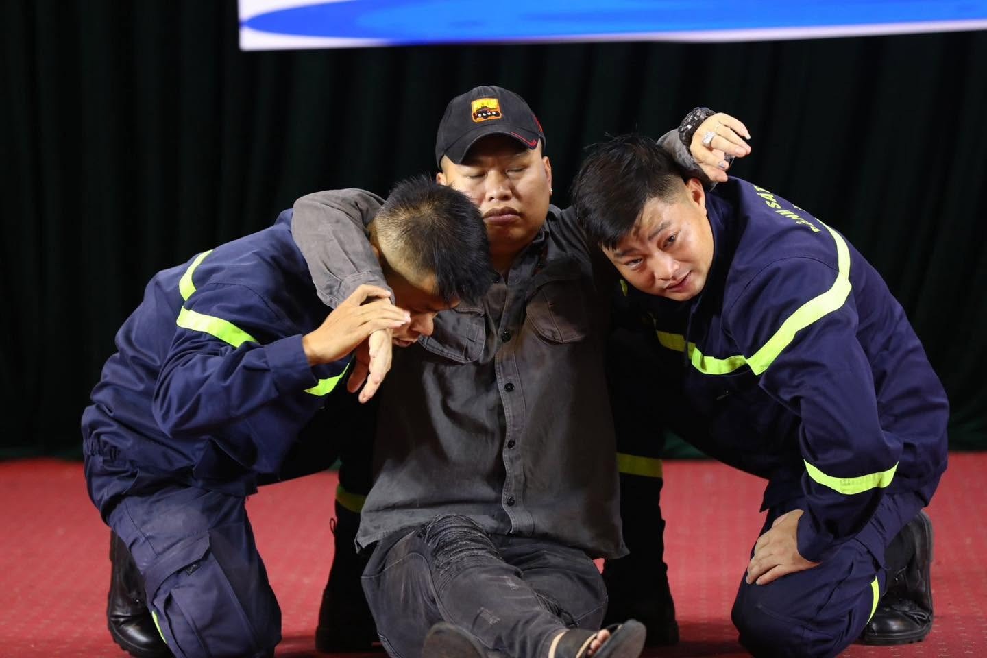 TP. Hà N&ocirc;̣i t&acirc;̣p hu&acirc;́n kỹ năng sơ c&acirc;́p cứu ban đ&acirc;̀u cho người bị thương.
