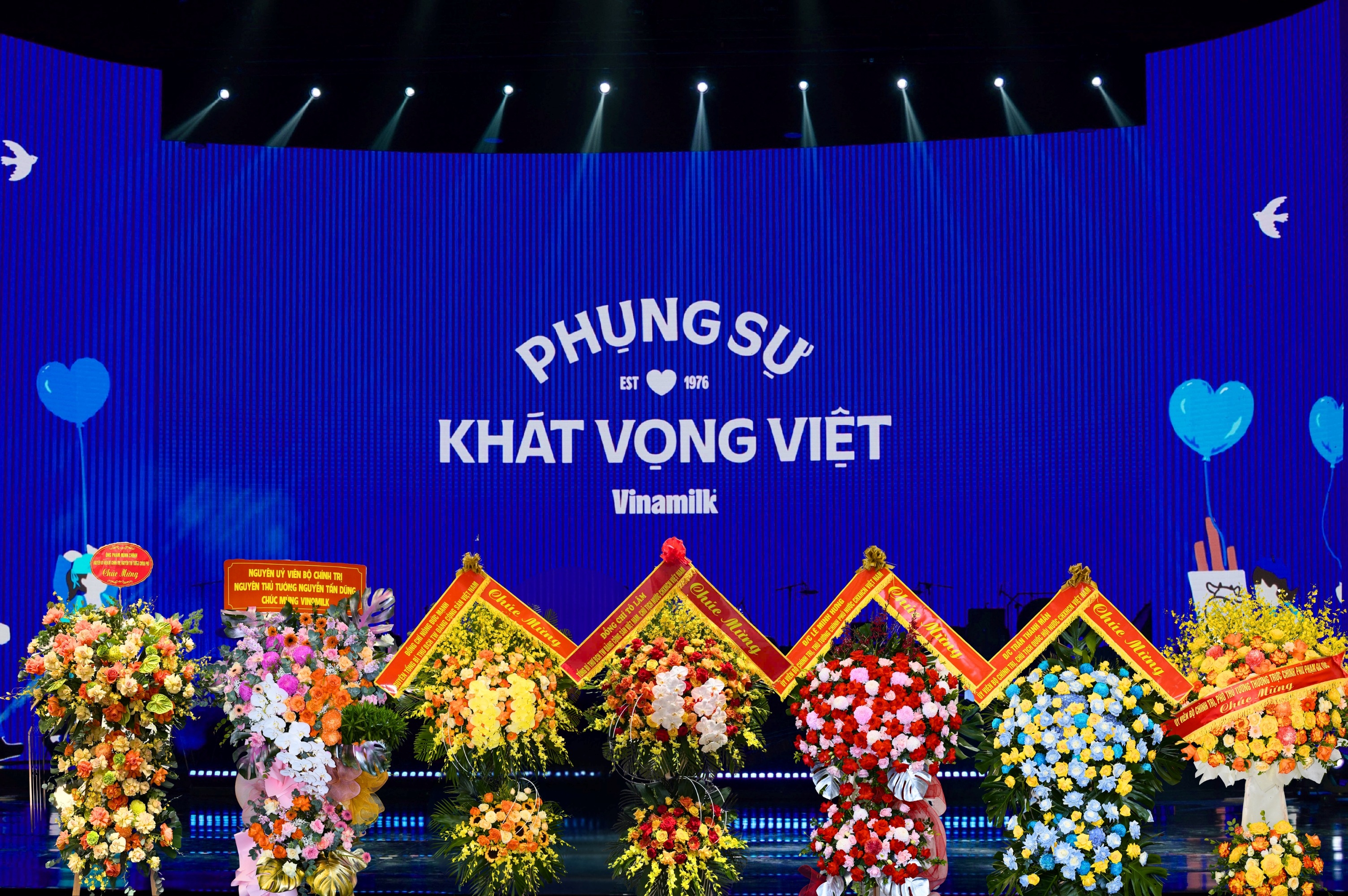 Vinamilk v&ocirc; c&ugrave;ng vinh dự v&agrave; tự h&agrave;o được đ&oacute;n nhận những lẵng hoa ch&uacute;c mừng từ l&atilde;nh đạo, nguy&ecirc;n l&atilde;nh đạo Đảng v&agrave; Nh&agrave; nước.
