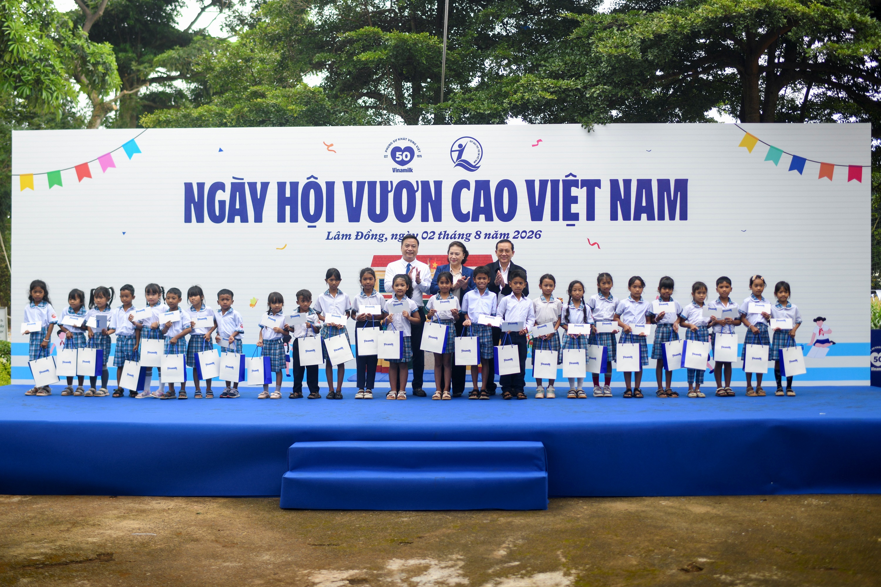 Từ tr&aacute;i sang: &ocirc;ng Đinh Tiến Hải - Gi&aacute;m đốc Quỹ Bảo trợ Trẻ em Việt Nam; b&agrave; Nguyễn Thị Kim Ng&acirc;n - nguy&ecirc;n Ủy vi&ecirc;n Bộ Ch&iacute;nh trị, nguy&ecirc;n Chủ tịch Quốc hội, nguy&ecirc;n Chủ tịch Quỹ sữa Vươn cao Việt Nam v&agrave; &ocirc;ng Nguyễn Văn Ho&agrave;ng - B&iacute; thư Đảng ủy x&atilde; Hiệp Thạnh - trao tặng những phần học bổng Vinamilk đến cho c&aacute;c em học sinh Trường Tiểu học An Hiệp.