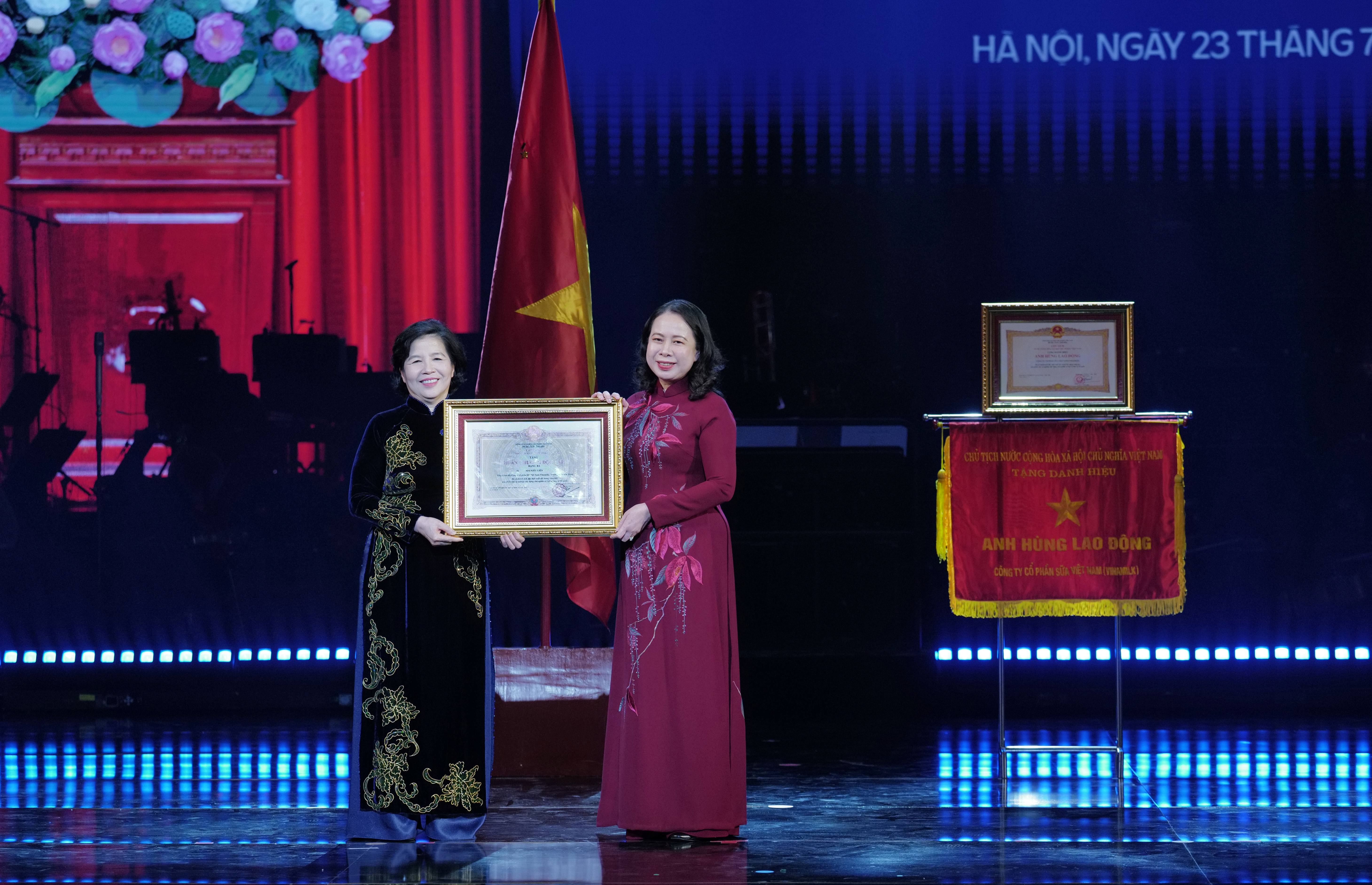 B&agrave; Mai Kiều Li&ecirc;n - nguy&ecirc;n Ủy vi&ecirc;n Trung ương Đảng, Anh h&ugrave;ng Lao động, Tổng Gi&aacute;m đốc Vinamilk (b&ecirc;n tr&aacute;i) đ&oacute;n nhận Hu&acirc;n chương Độc lập hạng Ba từ B&iacute; thư Trung ương Đảng, Ph&oacute; Chủ tịch nước V&otilde; Thị &Aacute;nh Xu&acirc;n.