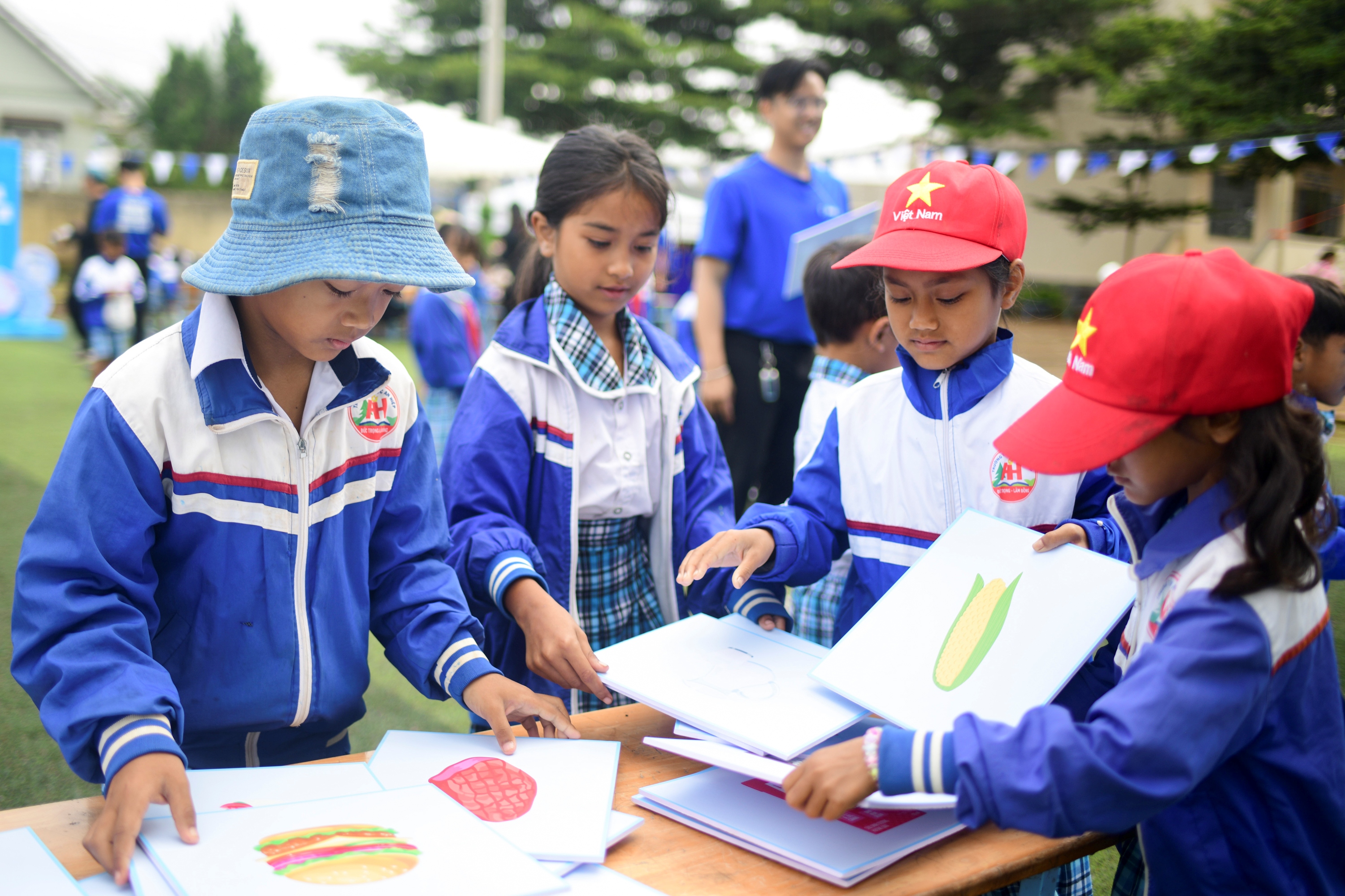 C&aacute;c bạn nhỏ h&agrave;o hứng tham gia c&aacute;c tr&ograve; chơi vận động, t&igrave;m hiểu kiến thức bổ &iacute;ch trong khu&ocirc;n vi&ecirc;n ng&agrave;y hội.