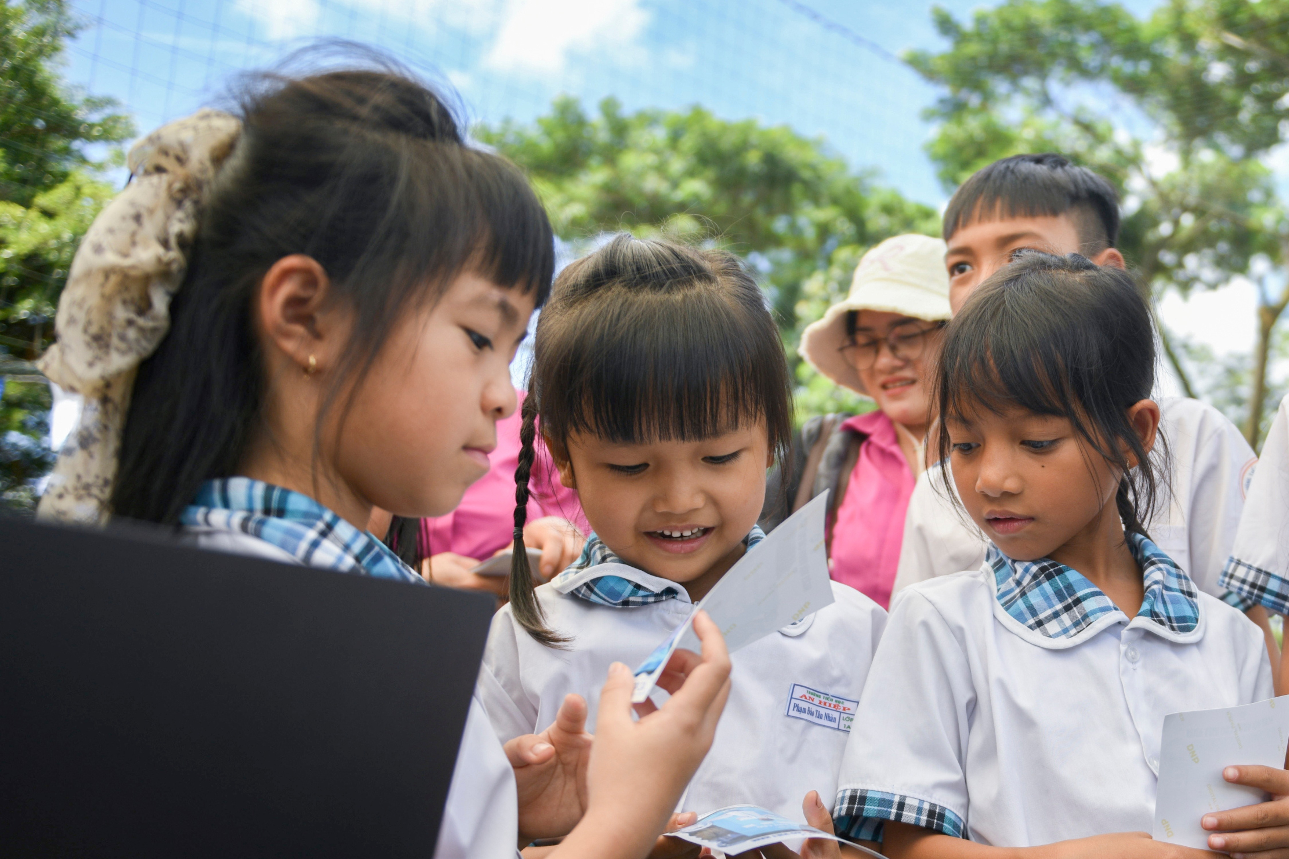 C&aacute;c bạn học sinh h&agrave;o hứng viết ước mơ, chụp ảnh v&agrave; chờ khoảnh khắc nh&igrave;n thấy m&igrave;nh trong trang phục nghề nghiệp mơ ước.