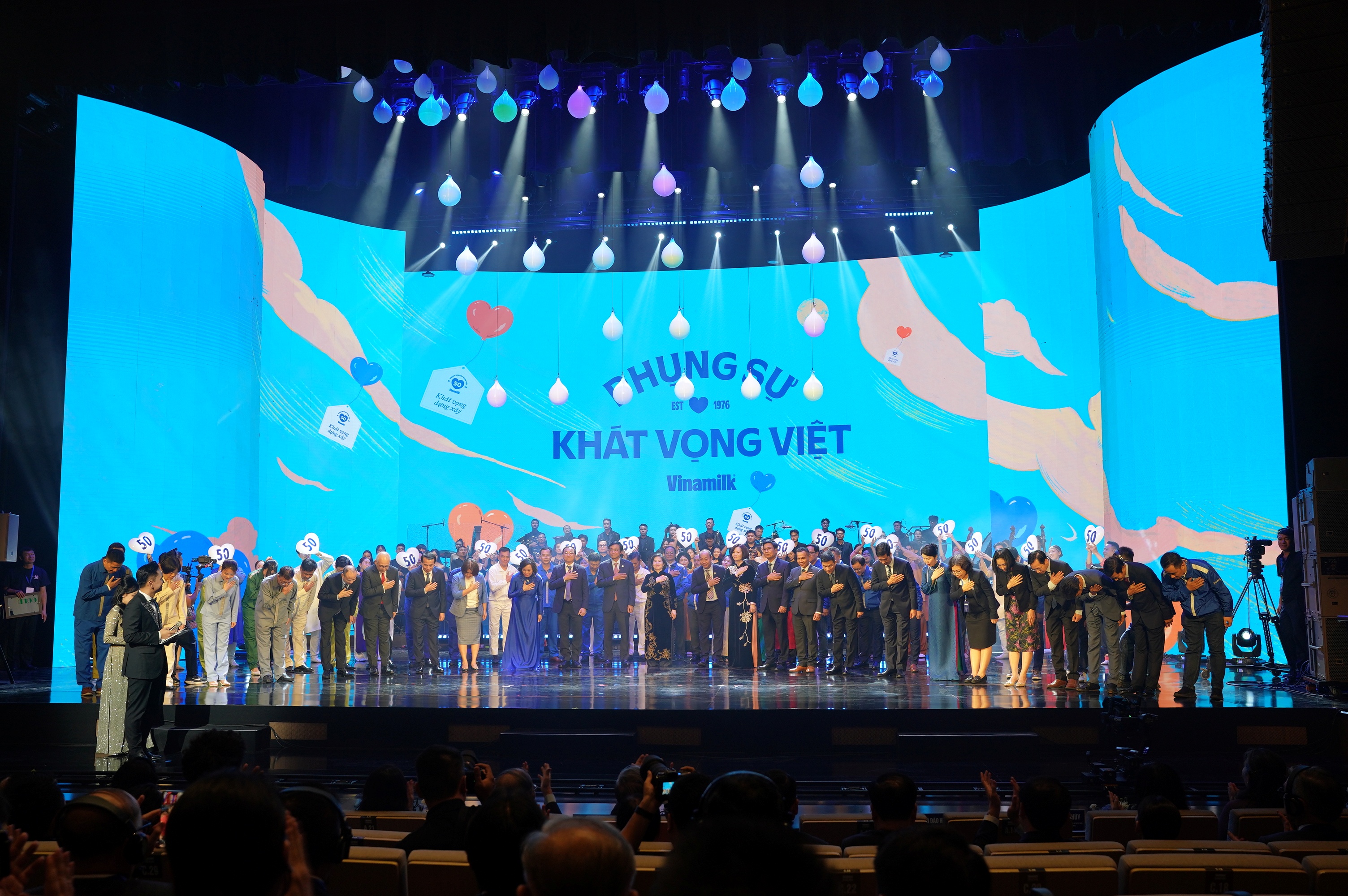 Tập thể l&atilde;nh đạo Vinamilk cam kết sẽ kh&ocirc;ng ngừng đổi mới, kh&ocirc;ng ngừng s&aacute;ng tạo để mỗi thế hệ trẻ em Việt Nam được thụ hưởng nền dinh dưỡng tốt hơn thế hệ trước.