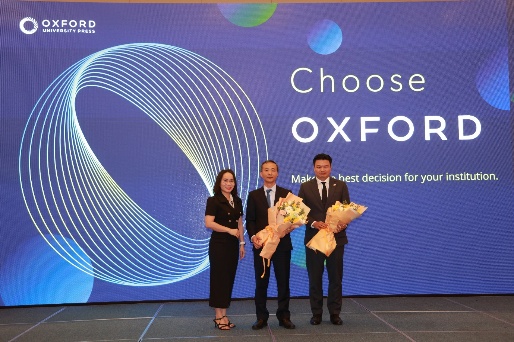 C&ocirc; Nguyễn Uy&ecirc;n - Trưởng đại diện Văn ph&ograve;ng NXB Đại học Oxford tại Việt Nam tặng hoa b&aacute;c Nguyễn Ch&iacute; B&iacute;nh - Ph&oacute; Tổng Gi&aacute;m đốc thường trực NXBGDVN v&agrave; b&aacute;c Ho&agrave;ng T&ugrave;ng - Gi&aacute;m đốc C&ocirc;ng ty Cổ phần Gi&aacute;o dục Quốc tế UKTA.