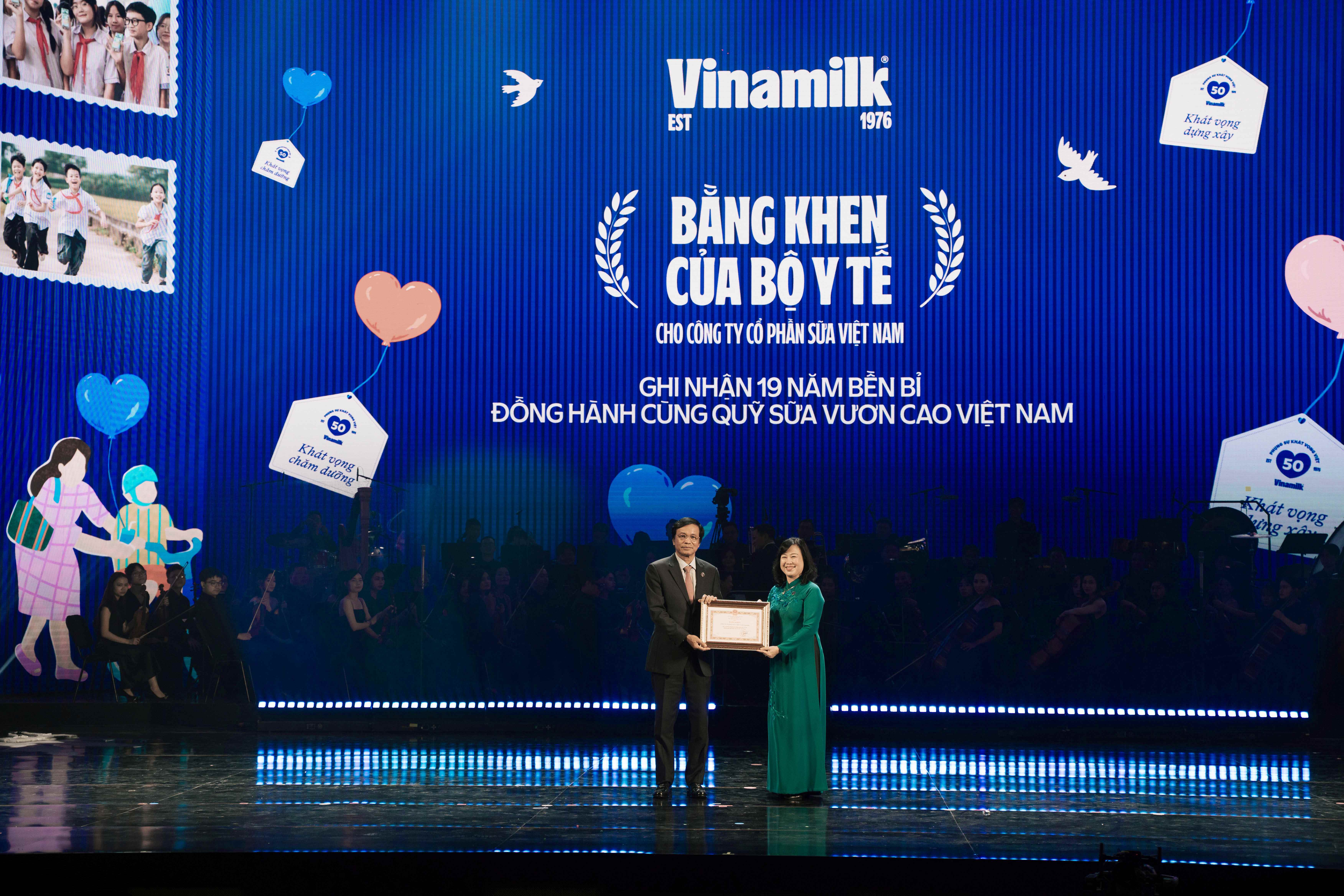 &Ocirc;ng Nguyễn Hạnh Ph&uacute;c - Chủ tịch Hội đồng quản trị Vinamilk - đ&oacute;n nhận Bằng khen của Bộ Y tế từ Bộ trưởng Đ&agrave;o Hồng Lan tại chương tr&igrave;nh nghệ thuật đặc biệt &ldquo;50 năm - Phụng sự kh&aacute;t vọng Việt&rdquo;.