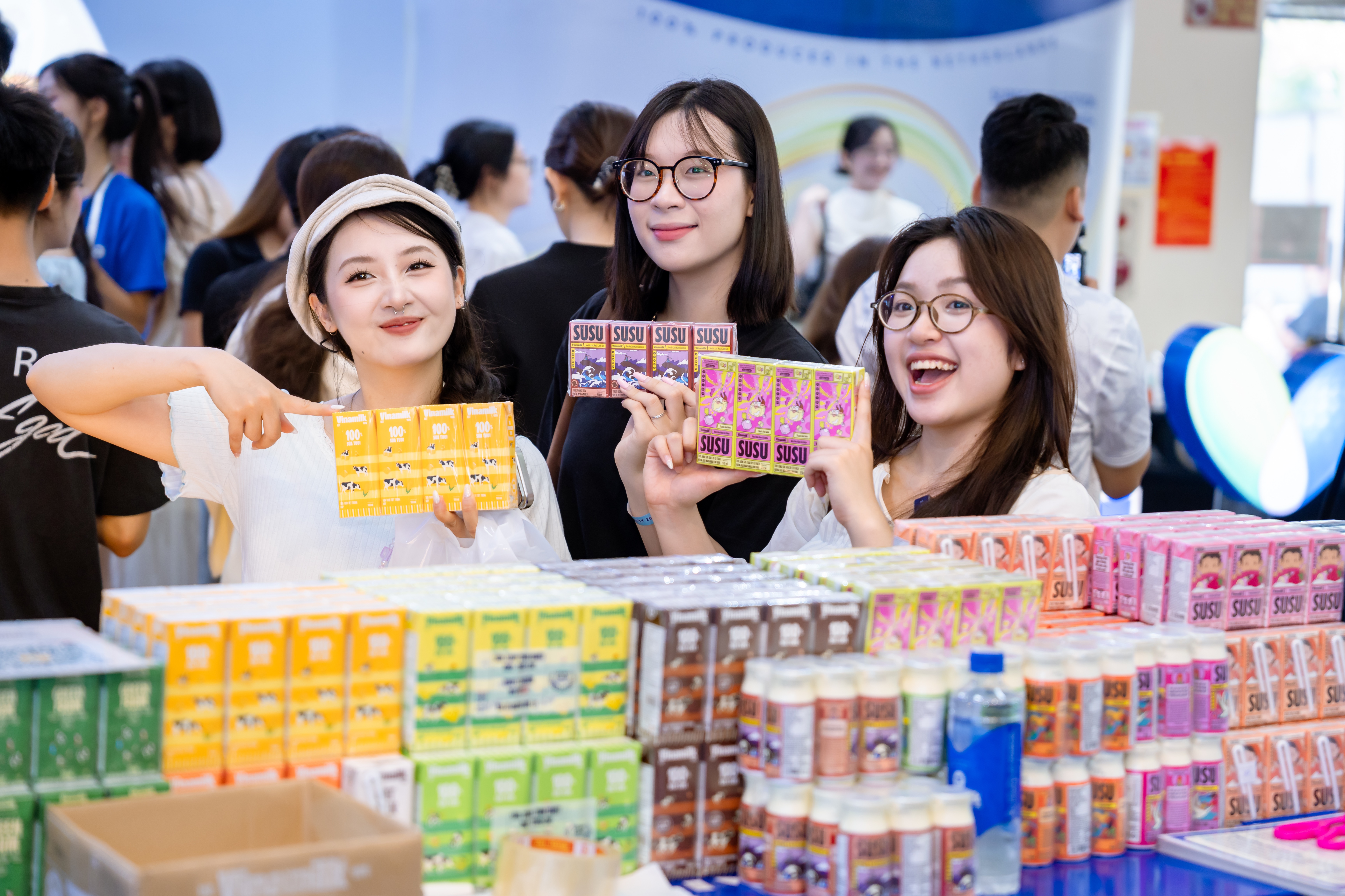 Với sự am hiểu người ti&ecirc;u d&ugrave;ng c&ugrave;ng năng lực tiếp cận c&aacute;c nghi&ecirc;n cứu khoa học dinh dưỡng mới nhất tr&ecirc;n thế giới, danh mục sản phẩm đa dạng của Vinamilk đang thiết lập những ti&ecirc;u chuẩn chưa từng c&oacute; tiền lệ tại Việt Nam.