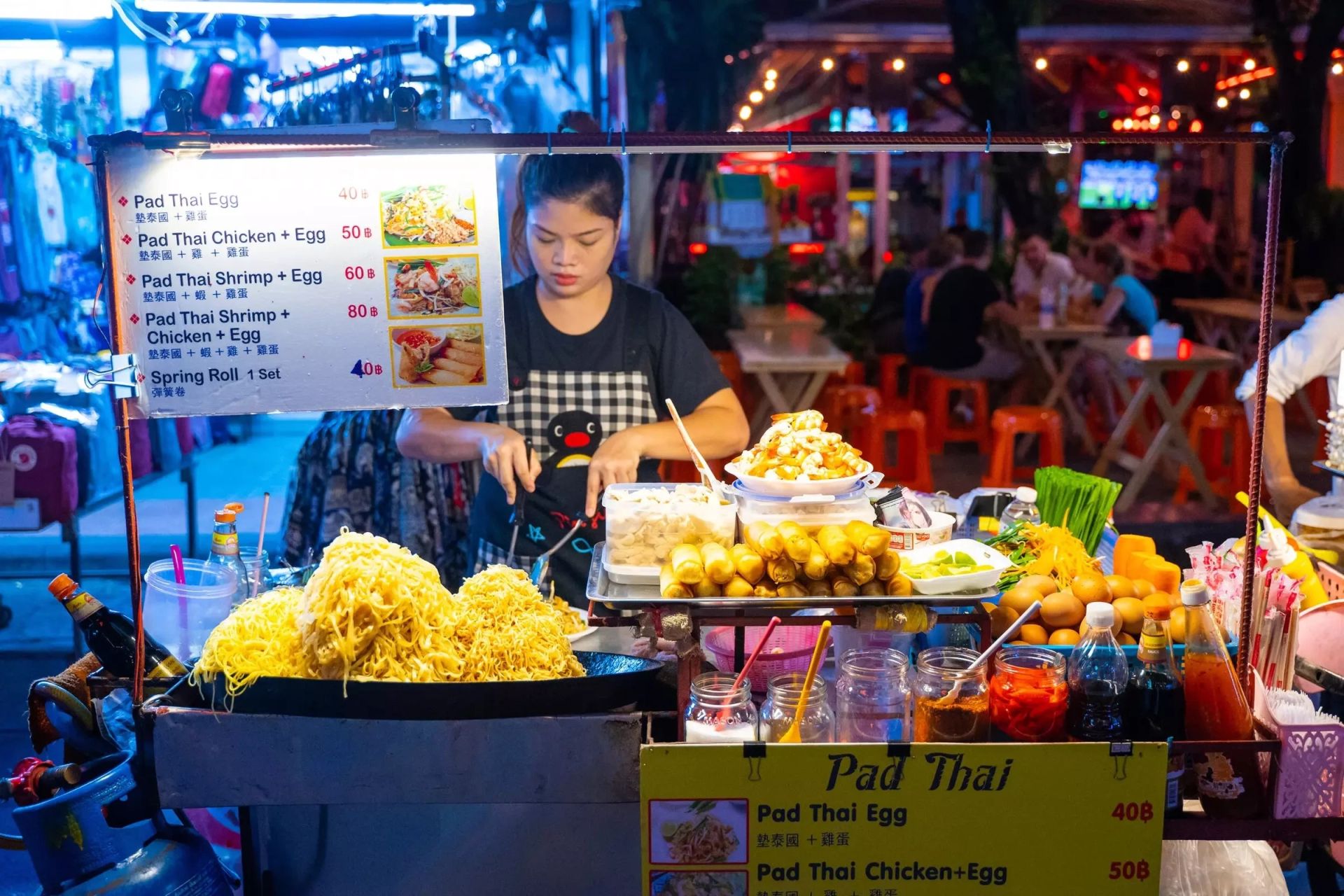 Một phố ẩm thực tại Bangkok.