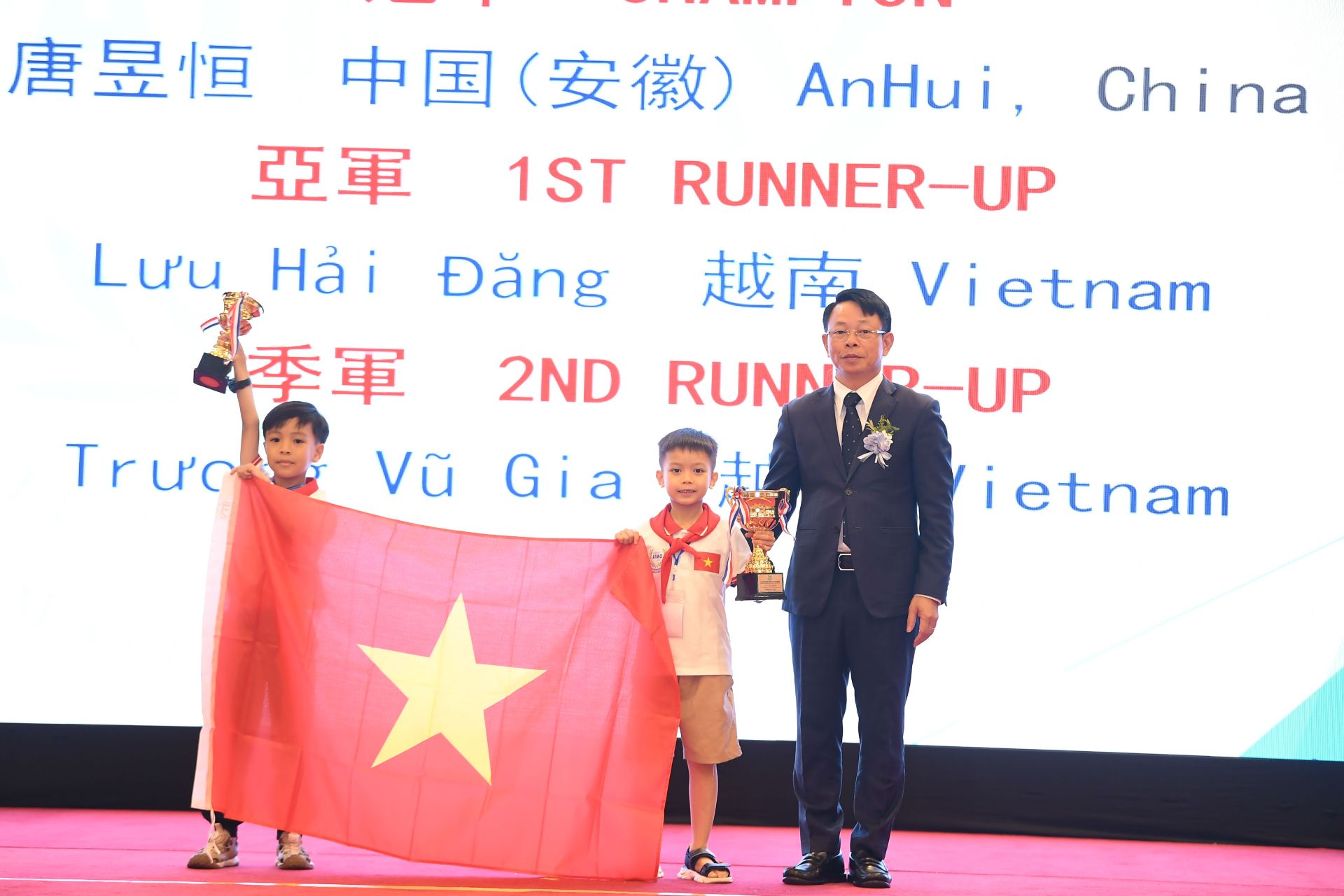 Trao giải cho 2 bạn học sinh Lưu Hải Đăng v&agrave;