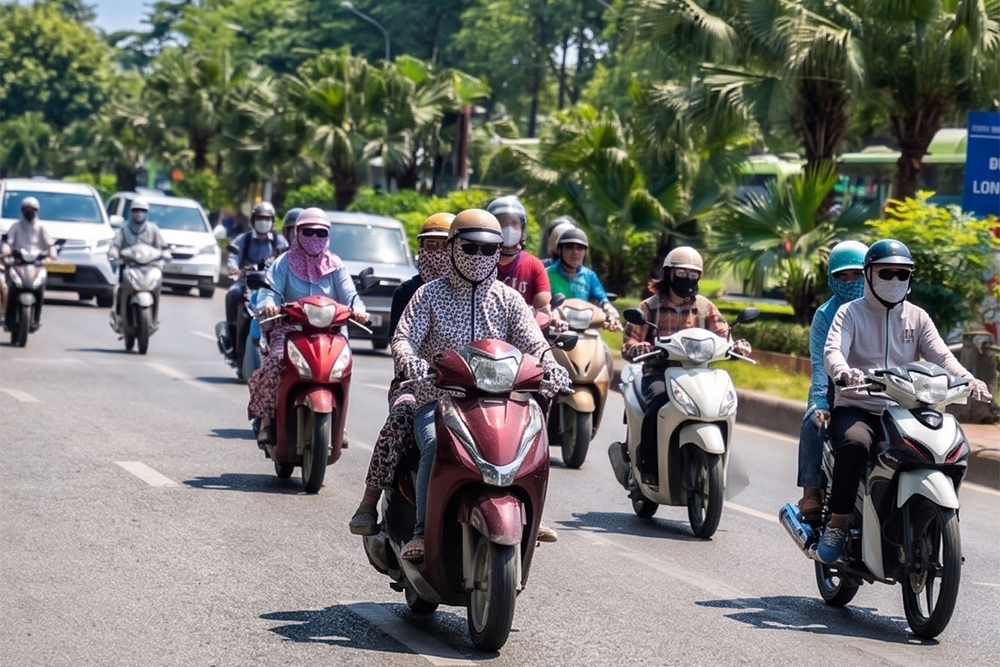 Người d&acirc;n che chắn k&iacute;n khi di chuyển tr&ecirc;n đường phố H&agrave; Nội trong những ng&agrave;y nắng n&oacute;ng gay gắt.