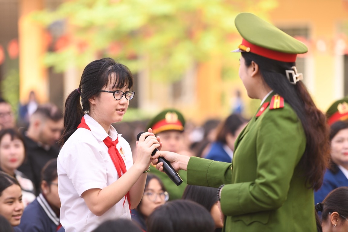 C&ocirc;ng an phường Hoàng Mai (TP. Hà N&ocirc;̣i) giáo dục pháp lu&acirc;̣t cho học sinh trường THCS Y&ecirc;n Sở.