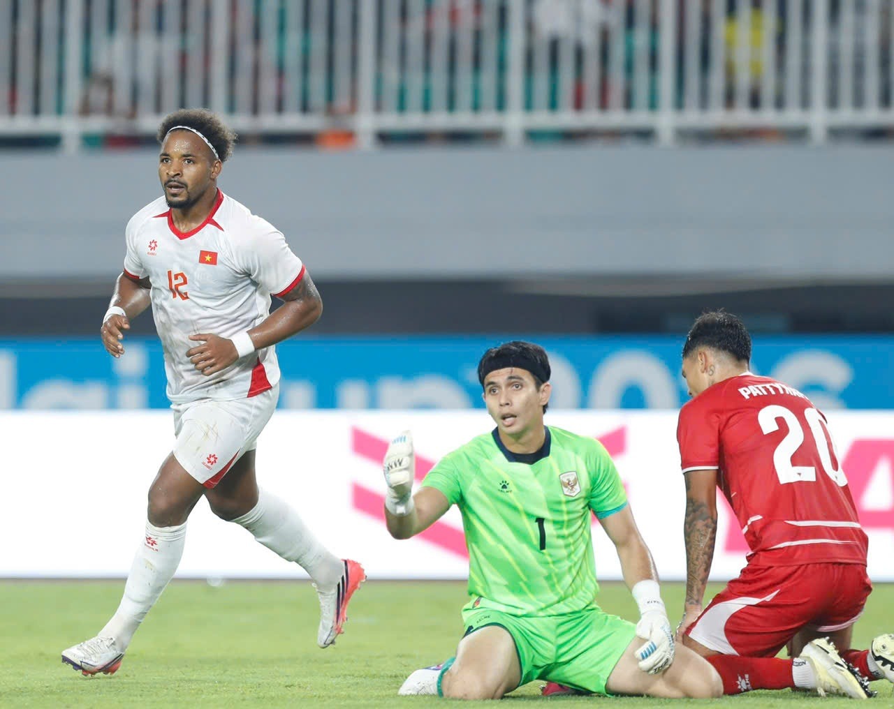 Xu&acirc;n Son ăn mừng b&agrave;n ấn định chiến thắng 3-0 của Việt Nam trước Indonesia.