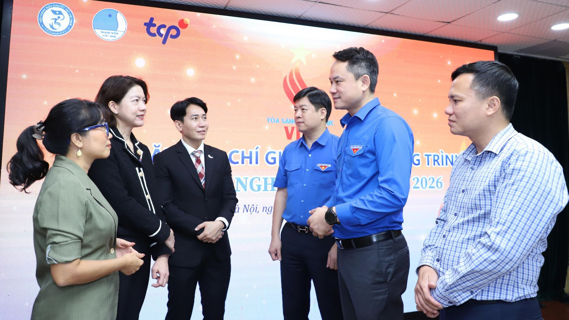 Bí thư T.Ư Đoàn Nguy&ecirc;̃n Kim Quy trao đ&ocirc;̉i với các đại bi&ecirc;̉u b&ecirc;n l&ecirc;̀ chương trình họp báo.