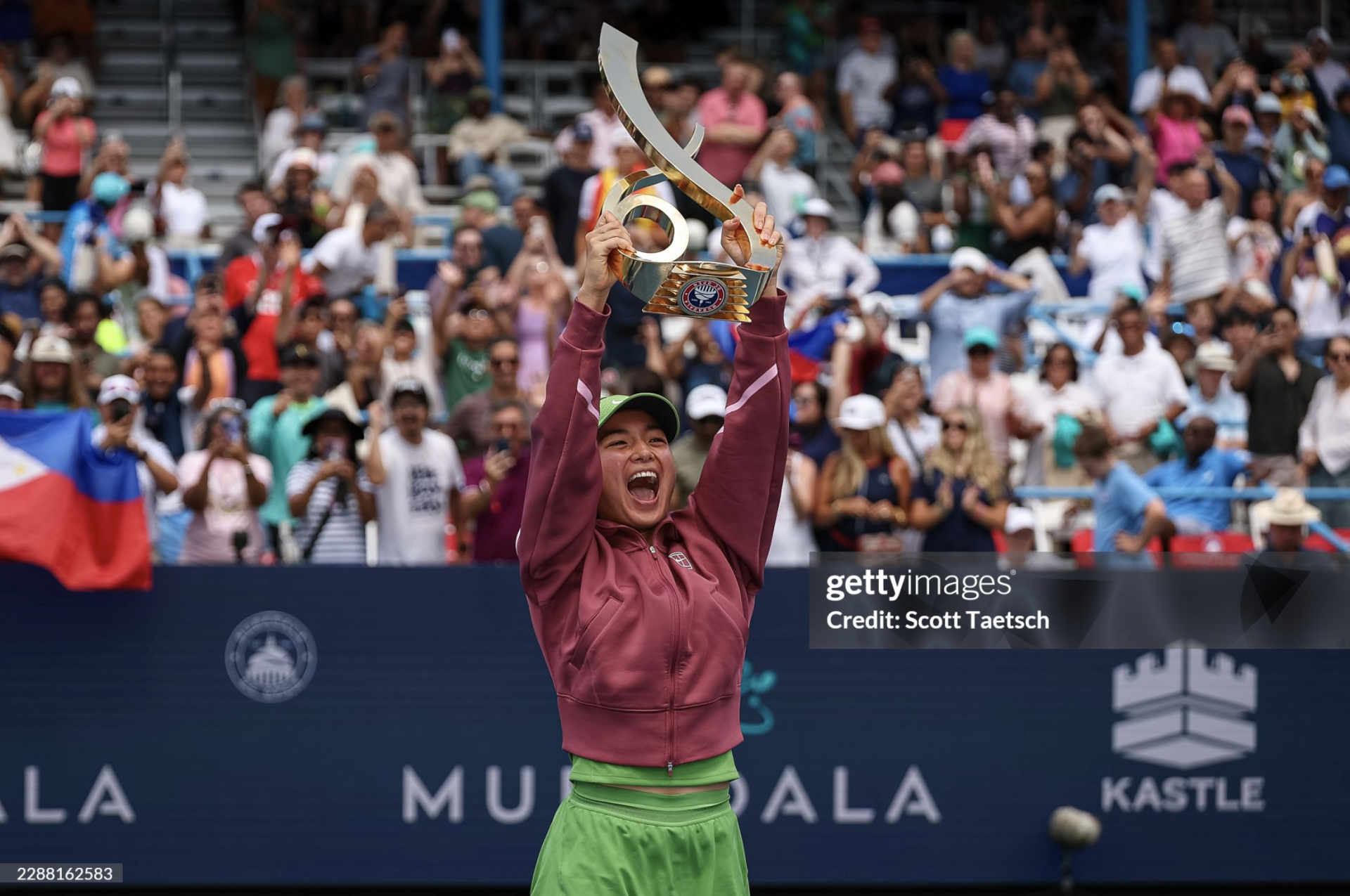 Tay vợt Alexandra Eala (Philippines) n&acirc;ng cup v&ocirc; địch ở chung kết nội dung đơn nữ giải Mubadala DC Open 2026.