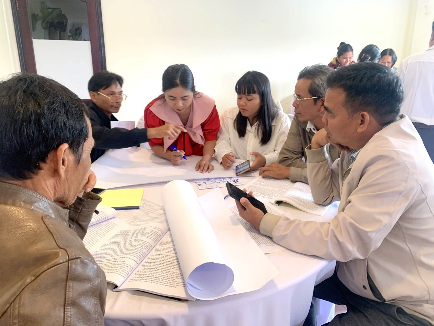 Học vi&ecirc;n thảo luận s&ocirc;i nổi tại tập huấn.