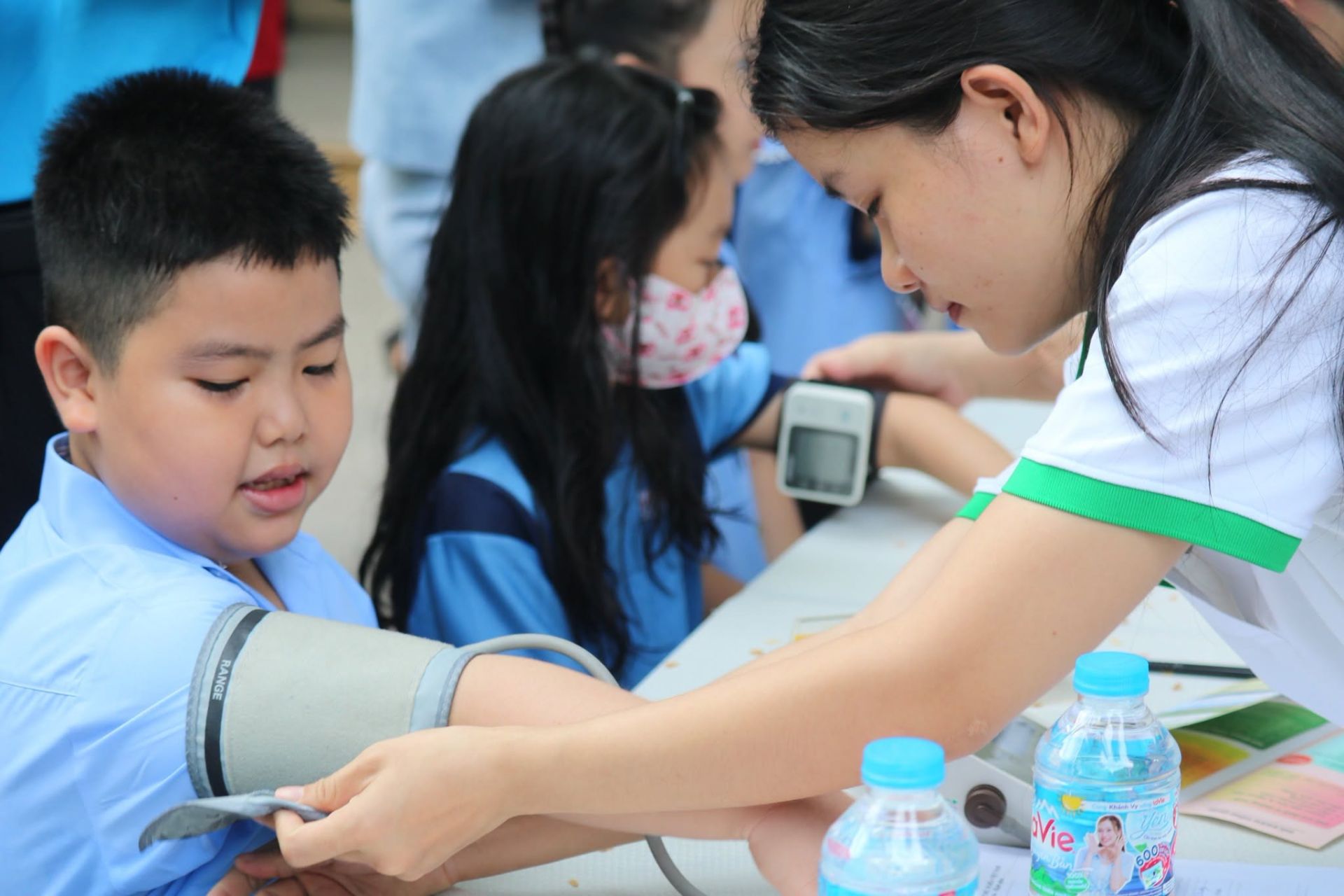 B&aacute;c sĩ Bệnh viện Nhi đồng 2 thăm kh&aacute;m cho học sinh Trường Tiểu học L&ecirc; Đ&igrave;nh Chinh (phường Di&ecirc;n Hồng). (Ảnh: B&aacute;o SGGP)