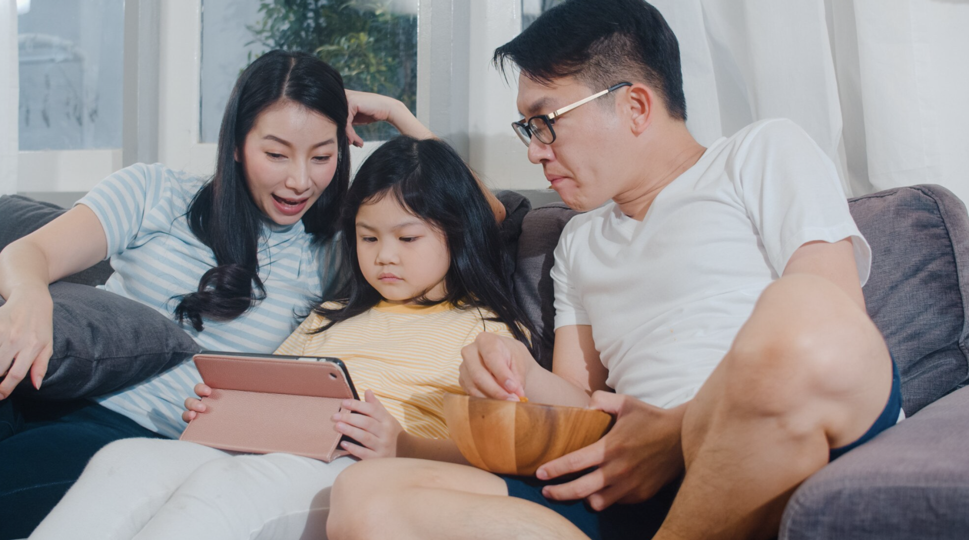 Điện thoại th&ocirc;ng minh gi&uacute;p cha mẹ v&agrave; con c&aacute;i giữ li&ecirc;n lạc thuận tiện hơn.
