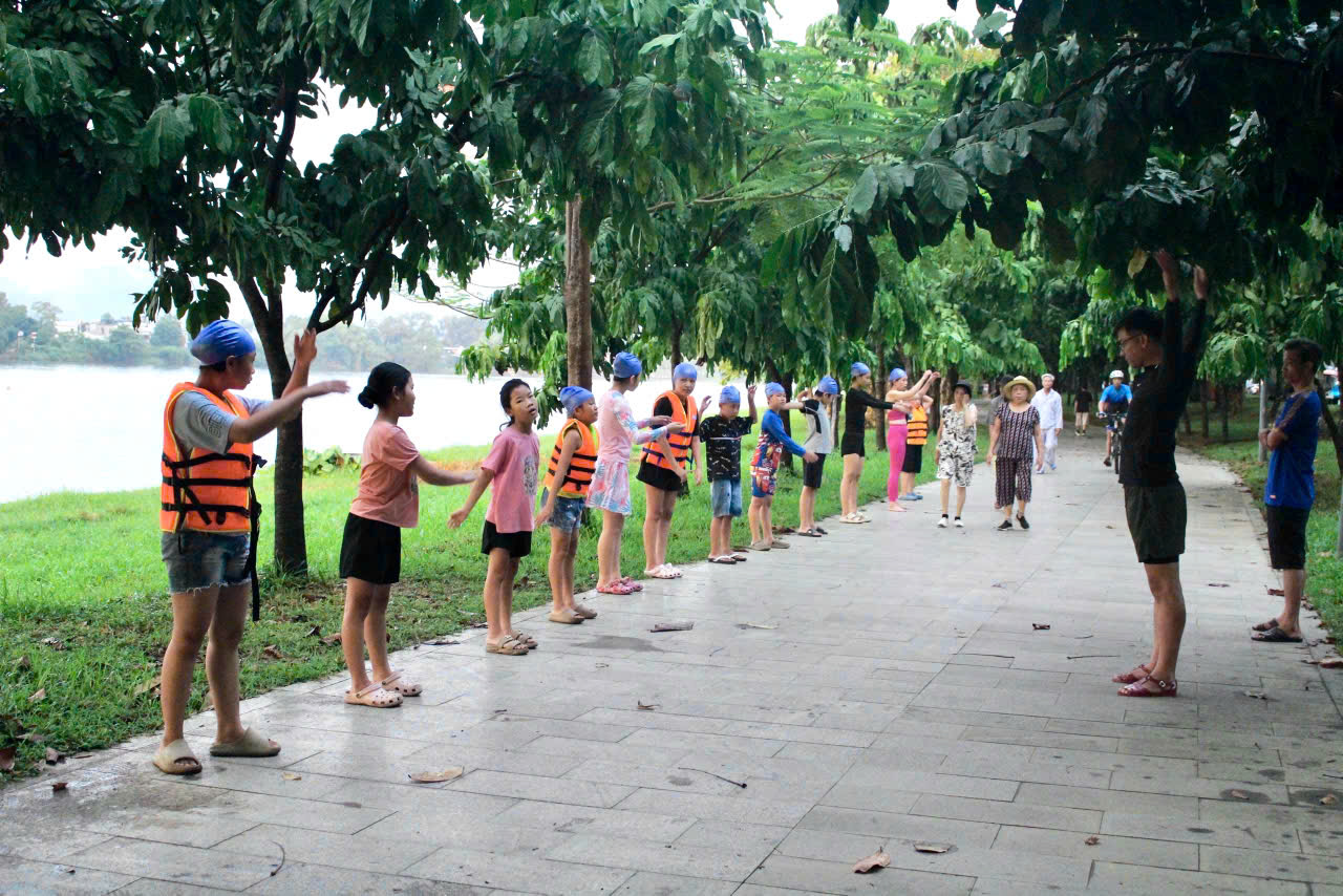 Kh&ocirc;ng qu&ecirc;n khởi động trước khi tập bơi nh&eacute; bạn.
