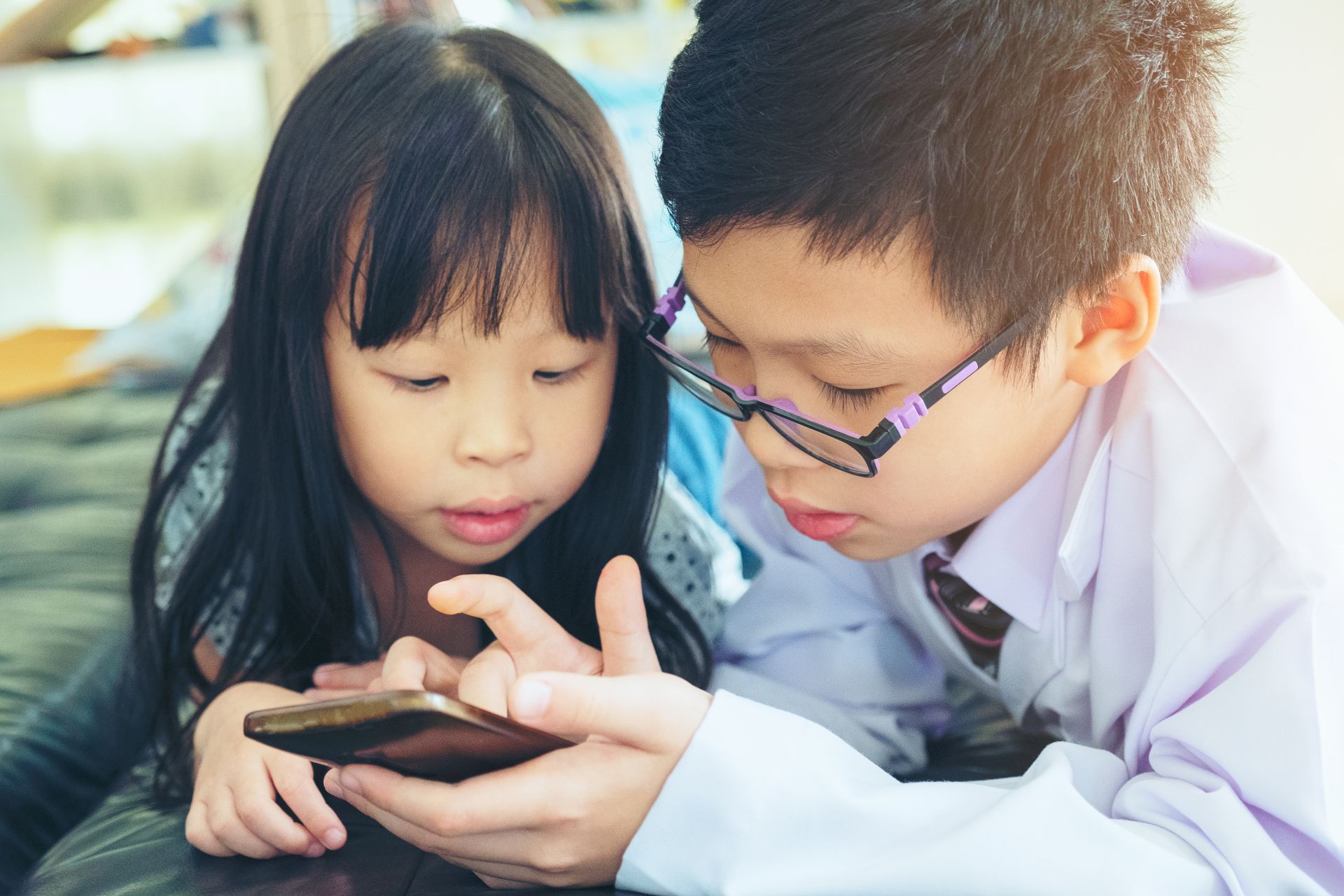Một nghi&ecirc;n cứu mới cho thấy rất nhiều thiếu ni&ecirc;n được sử dụng điện thoại th&ocirc;ng minh từ khi c&ograve;n nhỏ. 