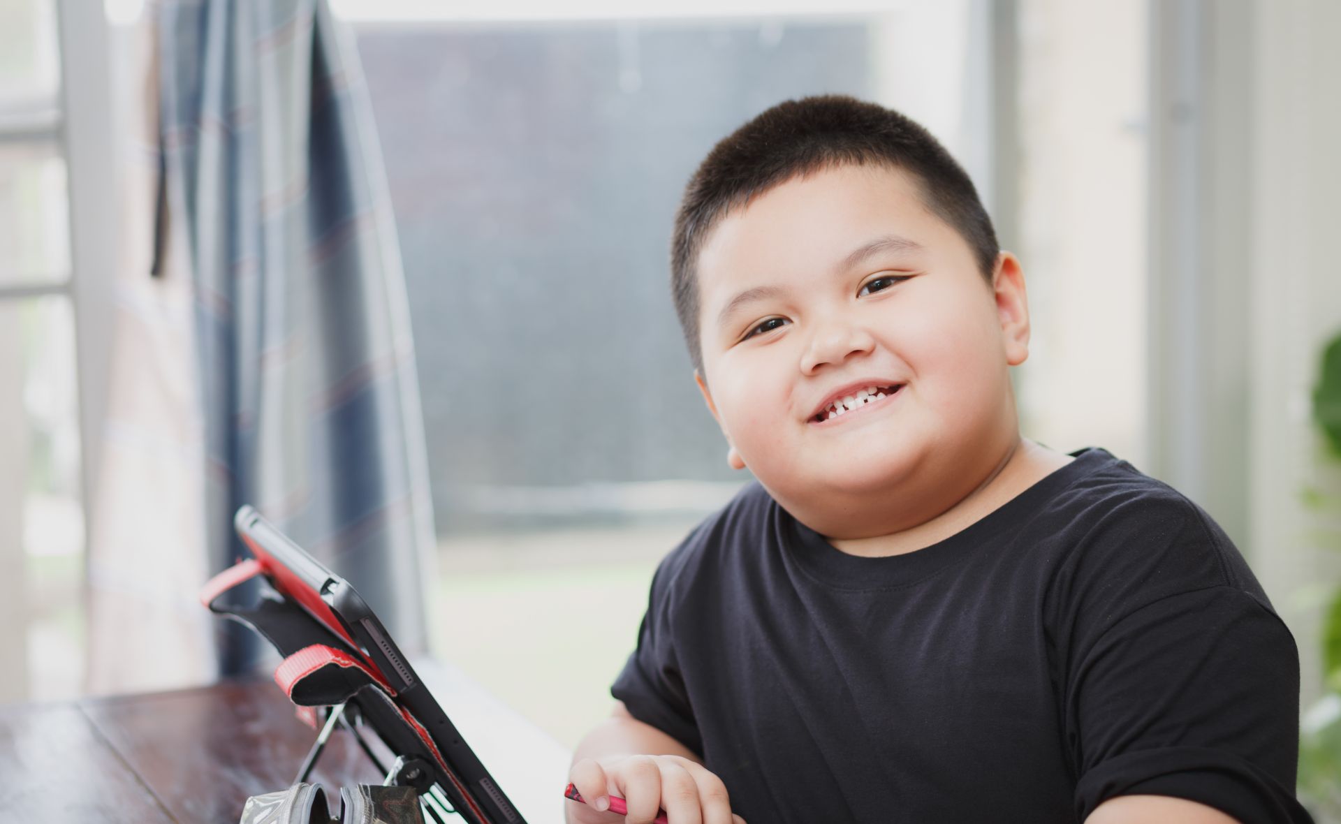 Một số nghi&ecirc;n cứu cho thấy việc sử dụng điện thoại th&ocirc;ng minh c&oacute; li&ecirc;n quan đến nguy cơ b&eacute;o ph&igrave; ở lứa tuổi thiếu ni&ecirc;n.