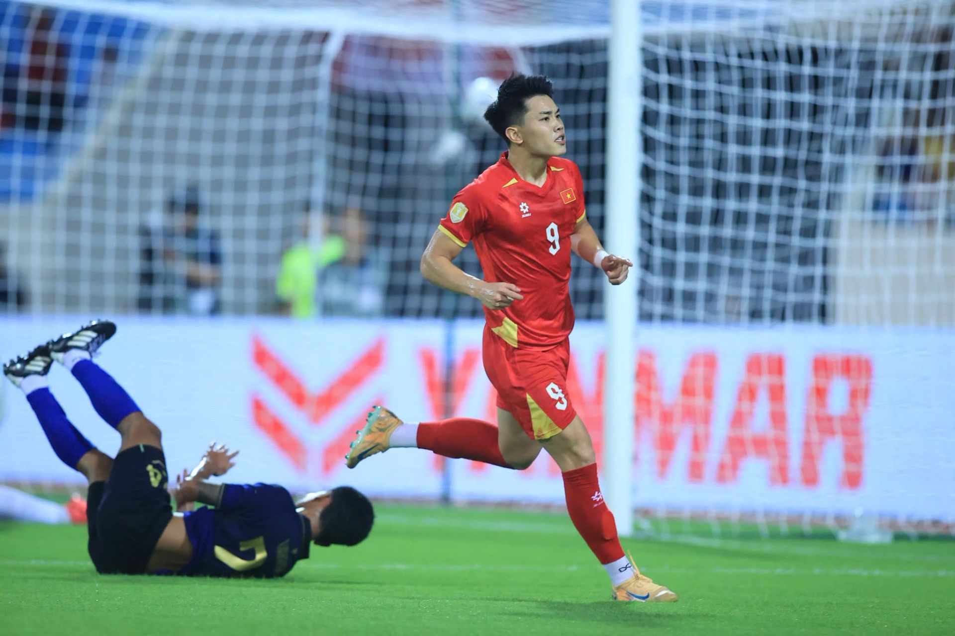 Đ&igrave;nh Bắc ho&agrave;n th&agrave;nh c&uacute; đ&uacute;p n&acirc;ng tỉ số l&ecirc;n 3-1.