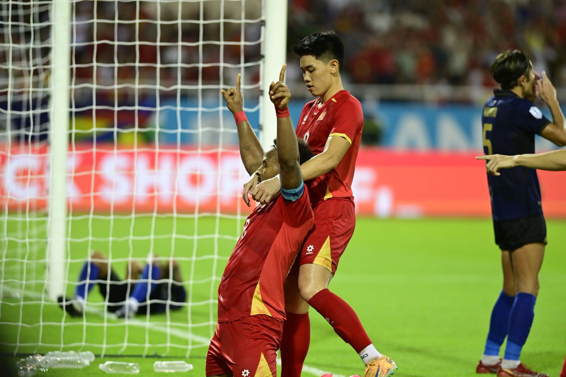 Xu&acirc;n Son ghi b&agrave;n n&acirc;ng tỉ số l&ecirc;n 2-1 cho tuyển Việt Nam v&agrave; ăn mừng b&agrave;n thắng.