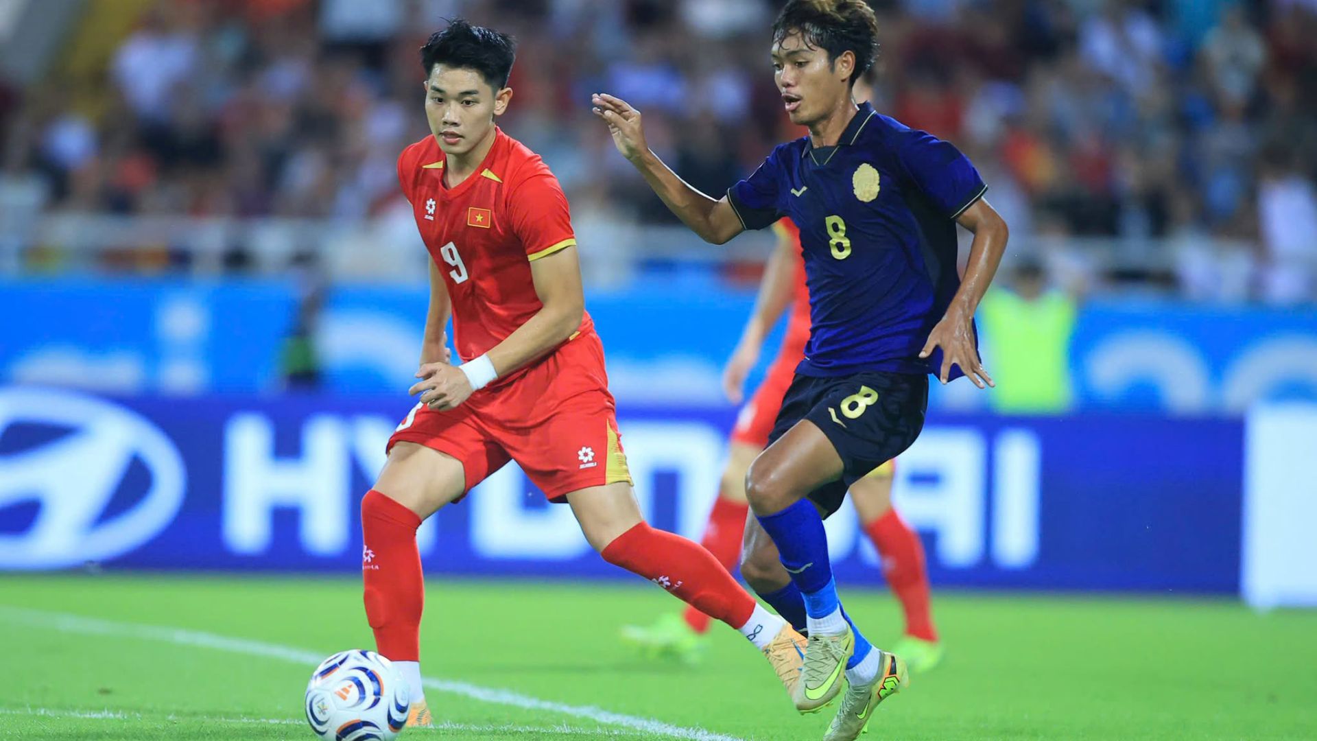Đình Bắc lập cú đúp, tuyển Việt Nam vào bán kết ASEAN Cup với ngôi nhất bảng