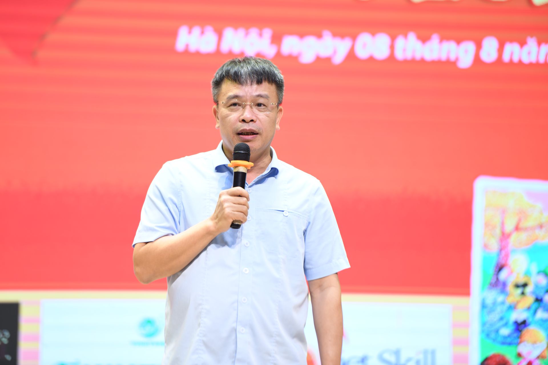 Nh&agrave; văn, Nh&agrave; b&aacute;o Nguyễn Phan Khu&ecirc; ph&aacute;t biểu tại buổi lễ.
