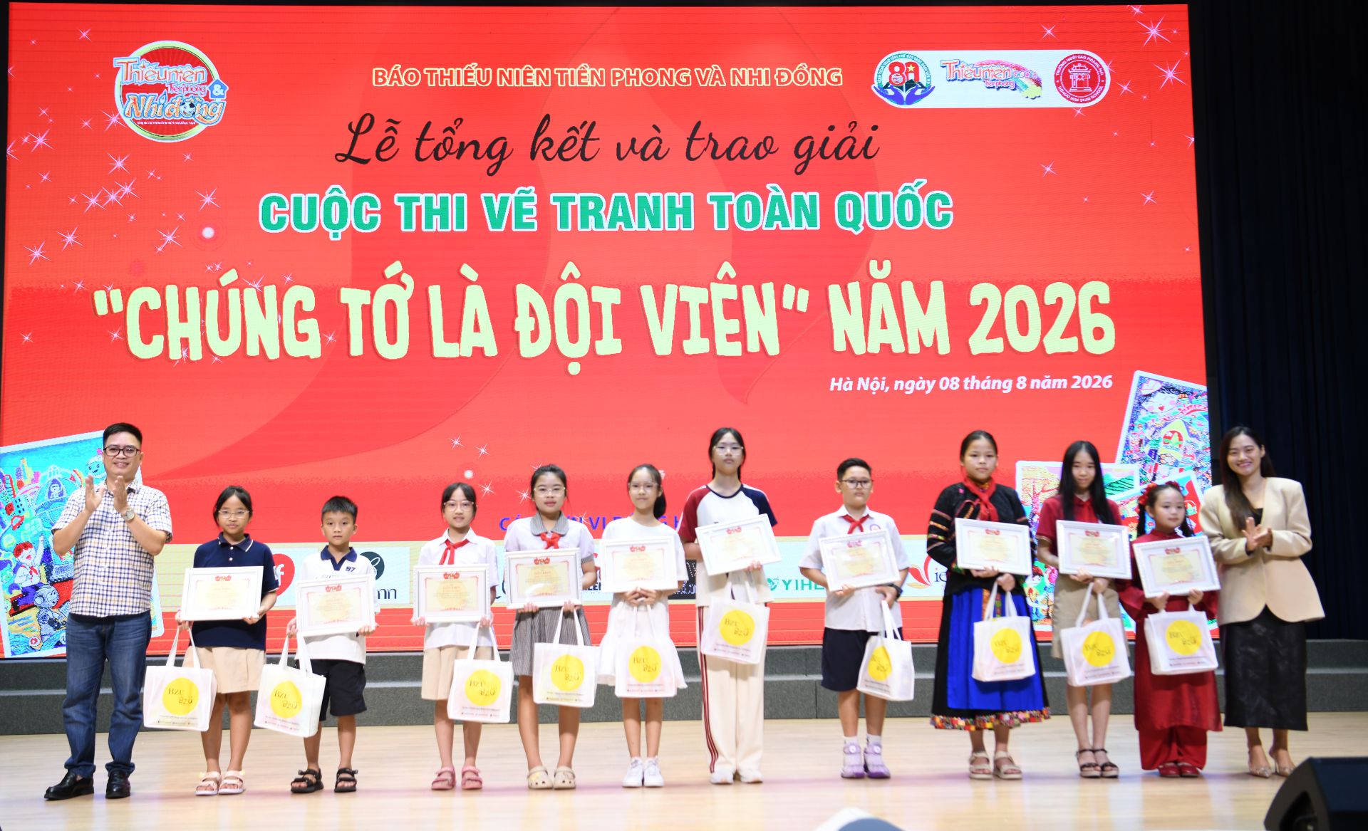 C&aacute;c bạn đoạt giải Nh&igrave;, Ba, Khuyến kh&iacute;ch, Đội vi&ecirc;n s&aacute;ng tạo được trao giải tại chương tr&igrave;nh.