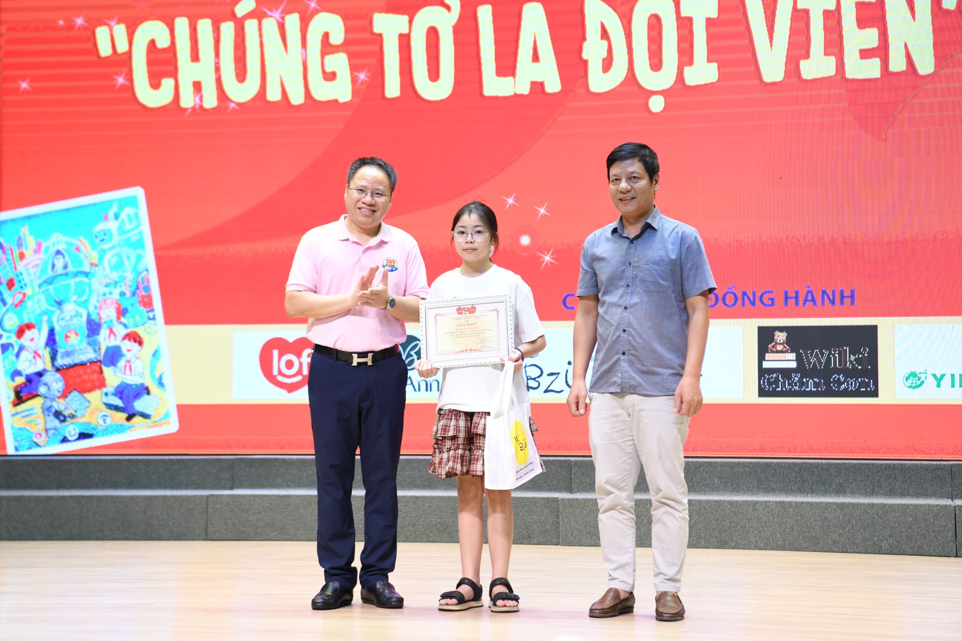 Ban Tổ chức trao giải Nhất của cuộc thi.